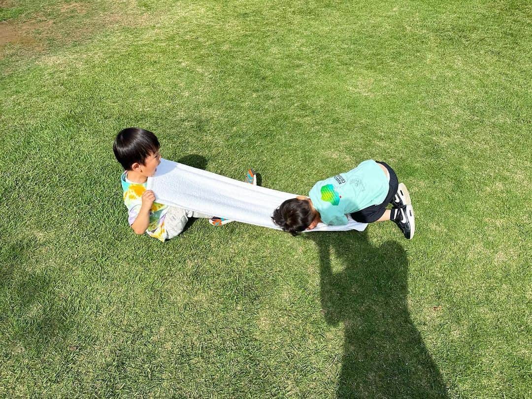 高橋ユウさんのインスタグラム写真 - (高橋ユウInstagram)「雨なので晴れの日の事を🌞 Zenseiのスクールの友達と公園🌳 kids達すっごく楽しんでて幸せな時間だった〜！！ 子ども同士で遊ぶときは家とはまた全然違う顔してて可愛いのぉ🥹」6月2日 15時56分 - takahashiyu.official