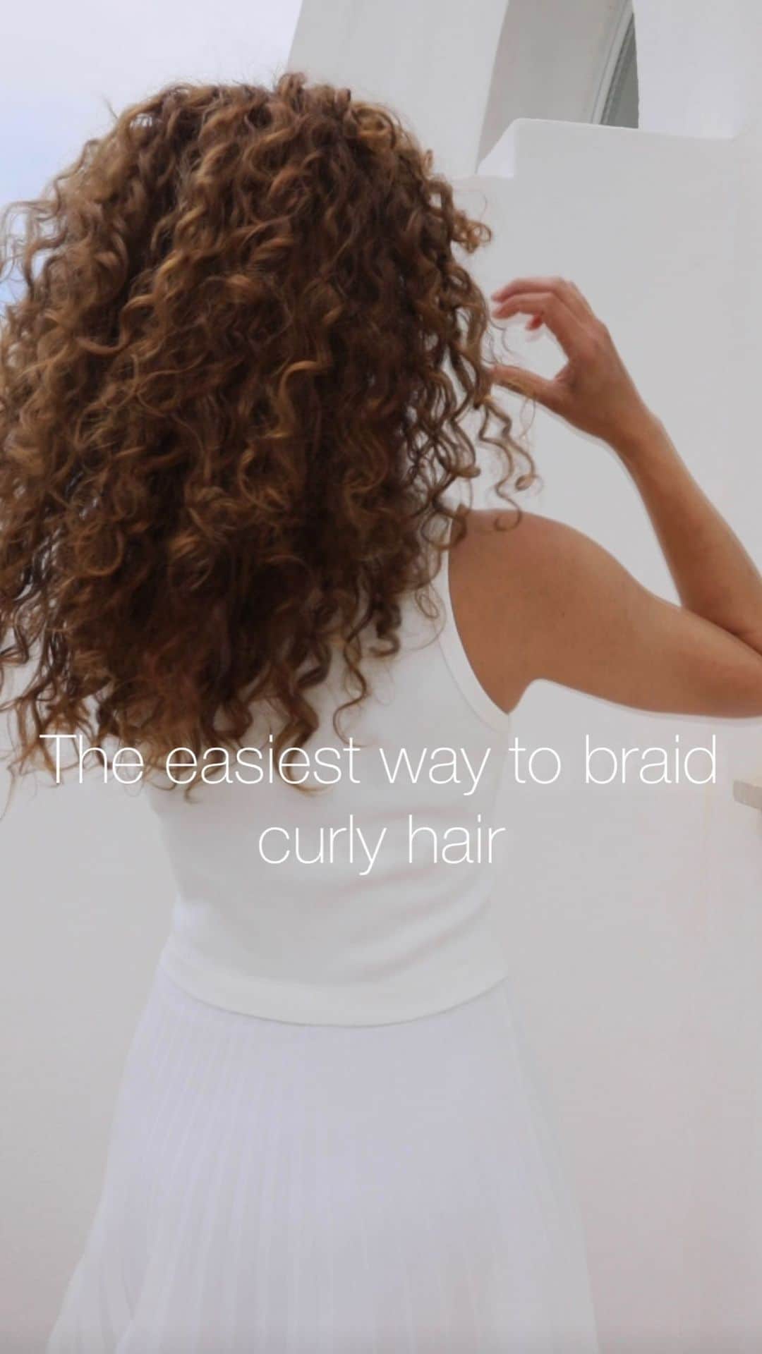 Sarah Angiusのインスタグラム：「Instead of pulling your curly hair apart to create sections to braid, try this instead! No pulling but simply crisscrossing the hair sections creating a braid pattern✨」