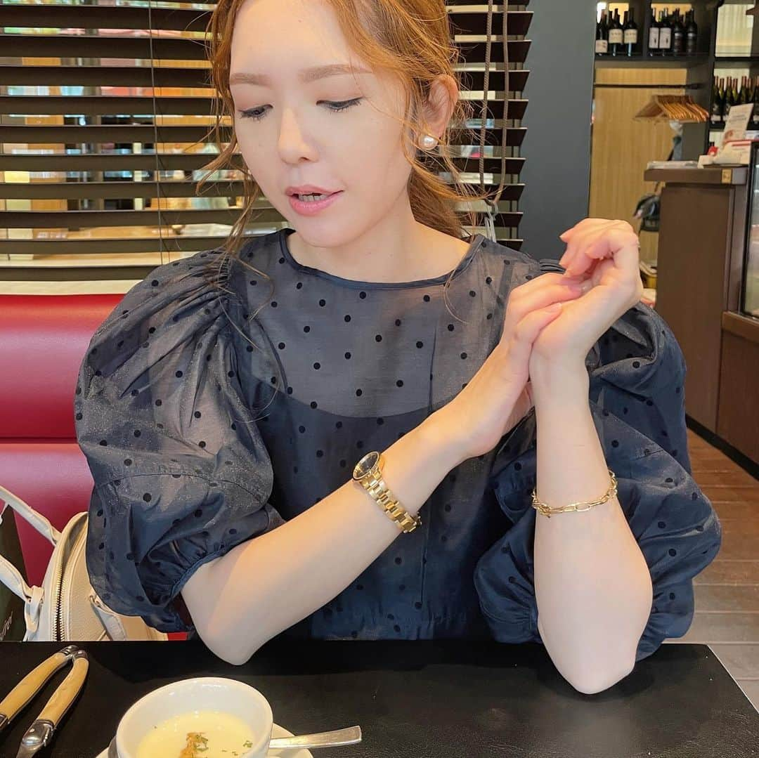 saya__igさんのインスタグラム写真 - (saya__igInstagram)「今日は久しぶりに親友と❤️  少し奮発してご褒美ランチ🍽️  いっぱい食べて、いっぱい笑って✨  大満足の金曜日でした🤍  フロッキードットちゃん🐈‍⬛ みんなに褒められて嬉し🤍  涼しいから真夏もたくさん着れそう😍  ネイビーのＬサイズにして大正解だった🙆  2枚目よ。  #outfit #ootd #mood #partegram #americanholic #ママコーデ #ママファッション #シンプルコーデ #着回しコーデ #アラフォーコーデ #札幌ママ #今日のコーデ #カジュアルコーデ#ドット #モノトーンコーデ」6月2日 15時58分 - rin____kr