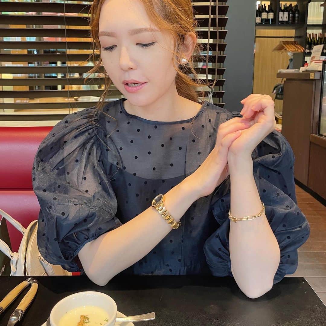 saya__igのインスタグラム：「今日は久しぶりに親友と❤️  少し奮発してご褒美ランチ🍽️  いっぱい食べて、いっぱい笑って✨  大満足の金曜日でした🤍  フロッキードットちゃん🐈‍⬛ みんなに褒められて嬉し🤍  涼しいから真夏もたくさん着れそう😍  ネイビーのＬサイズにして大正解だった🙆  2枚目よ。  #outfit #ootd #mood #partegram #americanholic #ママコーデ #ママファッション #シンプルコーデ #着回しコーデ #アラフォーコーデ #札幌ママ #今日のコーデ #カジュアルコーデ#ドット #モノトーンコーデ」