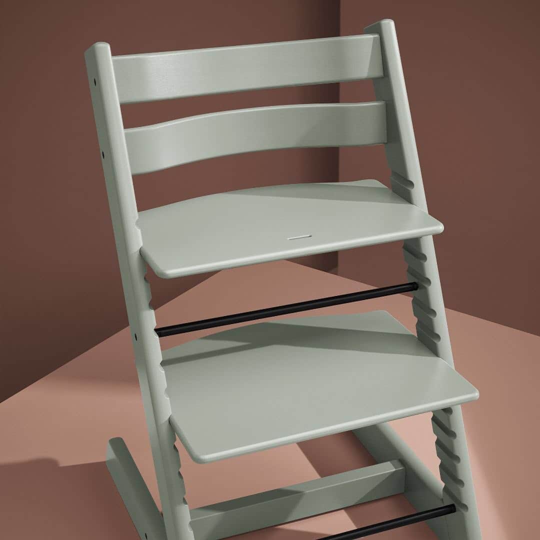 Stokke Japanさんのインスタグラム写真 - (Stokke JapanInstagram)「【新登場】トリップ トラップ 新色 グレイシアグリーン  1972年から世界中で愛され続けるストッケの定番ハイチェア「トリップ トラップ」。  5月31日に発売した新色「グレイシアグリーン」は、氷河の中をかすかに通る光が織りなす、淡くグレーがかったグリーン。ストッケが生まれたノルウェーの自然にあふれた風景を思い起こさせるカラーです。  その子だけの居場所である「自分のイス」は、個を大切にする北欧ならではの考え方。ごはんを食べる時、家族でおしゃべりを楽しむ時、毎日のひとときをかけがえのないものにしてくれます。ぜひ小さい赤ちゃんでも「どの色にする？」などと声をかけながら、一緒に「その子だけのイス」を選んでみてくださいね。  公式サイトではシミュレーター(3Dコンフィギュレータ)やARもご用意しています。ぜひトリップ トラップの製品ページをご覧ください。→ アカウントトップリンク先より @stokkejapan  #ストッケ #トリップトラップ #ストッケトリップトラップ #stokke #tripptrapp #グレイシアグリーン #ベビーチェア #ハイチェア #キッズチェア #子供椅子 #離乳食 #離乳食準備 #お食い初め #成長記録 #離乳食初期 #ハイチェアデビュー #大人まで使える #初めての一生もの #令和5年ベビー #生後5ヶ月 #生後6ヶ月 #ハーフバースデー #新米ママ #出産準備リスト #出産祝い #出産準備 #北欧インテリア #北欧の子育て #シンプルナチュラル」6月2日 17時00分 - stokkejapan