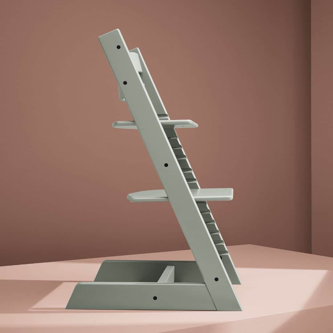 Stokke Japanさんのインスタグラム写真 - (Stokke JapanInstagram)「【新登場】トリップ トラップ 新色 グレイシアグリーン  1972年から世界中で愛され続けるストッケの定番ハイチェア「トリップ トラップ」。  5月31日に発売した新色「グレイシアグリーン」は、氷河の中をかすかに通る光が織りなす、淡くグレーがかったグリーン。ストッケが生まれたノルウェーの自然にあふれた風景を思い起こさせるカラーです。  その子だけの居場所である「自分のイス」は、個を大切にする北欧ならではの考え方。ごはんを食べる時、家族でおしゃべりを楽しむ時、毎日のひとときをかけがえのないものにしてくれます。ぜひ小さい赤ちゃんでも「どの色にする？」などと声をかけながら、一緒に「その子だけのイス」を選んでみてくださいね。  公式サイトではシミュレーター(3Dコンフィギュレータ)やARもご用意しています。ぜひトリップ トラップの製品ページをご覧ください。→ アカウントトップリンク先より @stokkejapan  #ストッケ #トリップトラップ #ストッケトリップトラップ #stokke #tripptrapp #グレイシアグリーン #ベビーチェア #ハイチェア #キッズチェア #子供椅子 #離乳食 #離乳食準備 #お食い初め #成長記録 #離乳食初期 #ハイチェアデビュー #大人まで使える #初めての一生もの #令和5年ベビー #生後5ヶ月 #生後6ヶ月 #ハーフバースデー #新米ママ #出産準備リスト #出産祝い #出産準備 #北欧インテリア #北欧の子育て #シンプルナチュラル」6月2日 17時00分 - stokkejapan