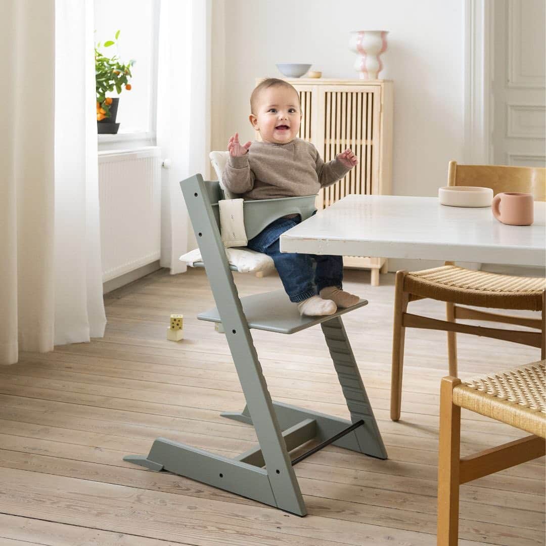 Stokke Japanさんのインスタグラム写真 - (Stokke JapanInstagram)「【新登場】トリップ トラップ 新色 グレイシアグリーン  1972年から世界中で愛され続けるストッケの定番ハイチェア「トリップ トラップ」。  5月31日に発売した新色「グレイシアグリーン」は、氷河の中をかすかに通る光が織りなす、淡くグレーがかったグリーン。ストッケが生まれたノルウェーの自然にあふれた風景を思い起こさせるカラーです。  その子だけの居場所である「自分のイス」は、個を大切にする北欧ならではの考え方。ごはんを食べる時、家族でおしゃべりを楽しむ時、毎日のひとときをかけがえのないものにしてくれます。ぜひ小さい赤ちゃんでも「どの色にする？」などと声をかけながら、一緒に「その子だけのイス」を選んでみてくださいね。  公式サイトではシミュレーター(3Dコンフィギュレータ)やARもご用意しています。ぜひトリップ トラップの製品ページをご覧ください。→ アカウントトップリンク先より @stokkejapan  #ストッケ #トリップトラップ #ストッケトリップトラップ #stokke #tripptrapp #グレイシアグリーン #ベビーチェア #ハイチェア #キッズチェア #子供椅子 #離乳食 #離乳食準備 #お食い初め #成長記録 #離乳食初期 #ハイチェアデビュー #大人まで使える #初めての一生もの #令和5年ベビー #生後5ヶ月 #生後6ヶ月 #ハーフバースデー #新米ママ #出産準備リスト #出産祝い #出産準備 #北欧インテリア #北欧の子育て #シンプルナチュラル」6月2日 17時00分 - stokkejapan