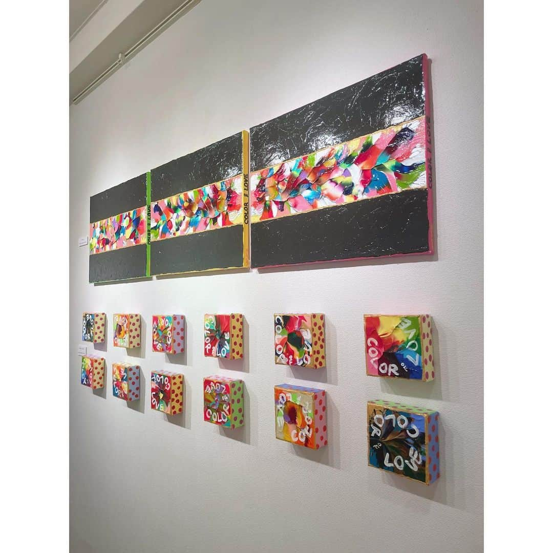 西田あいさんのインスタグラム写真 - (西田あいInstagram)「【アイのイロ展】会場全体をご紹介します♪  ①みんなのお見送りをここで。 　もうひとつのフォトスポットでした❤︎ ②アイのイロシリーズを作成する原点になった作品　　　　　　　　「Heart/心臓=LOVE」 ③ケシキのイロ。 　懐かしく温かい気持ちになる空間でした。 ④⑤「アイのイロ(15cm)」メインビジュアル✨ 　こうやって並んでいるのがかわいい！イロのパワー！ 　人によって惹かれるものがみんな違うのも良かった☺️ ⑥「アイのイロ(20cm)」 　吸い込まれる力強さがある作品達。 ⑦「LOVE LOVE LOVE」 　指でとんとんしながら色んな想いを込めたのよね。 ⑧一番大きく一番小さな作品。 　みんなの興味深く見つめる様子が印象的でした。 ⑨「ミニアートカード」 　今日からでもアートを日常に取り入れやすく… 　という原画だらけのカード。ビビッとくる1枚に出会って　　くれたみなさん、ありがとう❤︎ ⑩先着でスペシャルなアイシングクッキーとステッカーのプレゼントもしていました🍪💕  ひとつひとつの作品を夢中で作成していたけど ギャラリーに並べてみると、気がついたら大きなひとつの「愛」になっていて自分でもビックリしたのです。  足を運び会いに来てくれたみなさんの「愛」でやっと 本当の意味で完成した感じ🥹  心で繋がり 優しい空気に包まれる 本当に心地いい6日間でした🫶🏻✨  #アイのイロ #coloroflove #acrylicpainting #アクリル画 #mame_art #painting #loveyourself #illustration #illust #illustgram #acrylicart #イラスト #イラストレーター  #ファッションイラスト #シンプルイラスト #オリジナルイラスト #アイコンイラスト #アイコン画像 #アイコンオーダー #イラストレーション #イラストレーター #オーダー #fashionillustration #nowar #オリジナル作品 #イラストレーターさんと繋がりたい #procreate #プロクリエイト #デザイン #design #designinspiration」6月2日 15時59分 - nishidaai