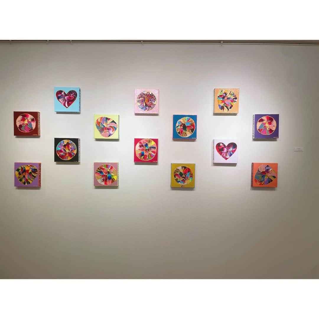 西田あいさんのインスタグラム写真 - (西田あいInstagram)「【アイのイロ展】会場全体をご紹介します♪  ①みんなのお見送りをここで。 　もうひとつのフォトスポットでした❤︎ ②アイのイロシリーズを作成する原点になった作品　　　　　　　　「Heart/心臓=LOVE」 ③ケシキのイロ。 　懐かしく温かい気持ちになる空間でした。 ④⑤「アイのイロ(15cm)」メインビジュアル✨ 　こうやって並んでいるのがかわいい！イロのパワー！ 　人によって惹かれるものがみんな違うのも良かった☺️ ⑥「アイのイロ(20cm)」 　吸い込まれる力強さがある作品達。 ⑦「LOVE LOVE LOVE」 　指でとんとんしながら色んな想いを込めたのよね。 ⑧一番大きく一番小さな作品。 　みんなの興味深く見つめる様子が印象的でした。 ⑨「ミニアートカード」 　今日からでもアートを日常に取り入れやすく… 　という原画だらけのカード。ビビッとくる1枚に出会って　　くれたみなさん、ありがとう❤︎ ⑩先着でスペシャルなアイシングクッキーとステッカーのプレゼントもしていました🍪💕  ひとつひとつの作品を夢中で作成していたけど ギャラリーに並べてみると、気がついたら大きなひとつの「愛」になっていて自分でもビックリしたのです。  足を運び会いに来てくれたみなさんの「愛」でやっと 本当の意味で完成した感じ🥹  心で繋がり 優しい空気に包まれる 本当に心地いい6日間でした🫶🏻✨  #アイのイロ #coloroflove #acrylicpainting #アクリル画 #mame_art #painting #loveyourself #illustration #illust #illustgram #acrylicart #イラスト #イラストレーター  #ファッションイラスト #シンプルイラスト #オリジナルイラスト #アイコンイラスト #アイコン画像 #アイコンオーダー #イラストレーション #イラストレーター #オーダー #fashionillustration #nowar #オリジナル作品 #イラストレーターさんと繋がりたい #procreate #プロクリエイト #デザイン #design #designinspiration」6月2日 15時59分 - nishidaai