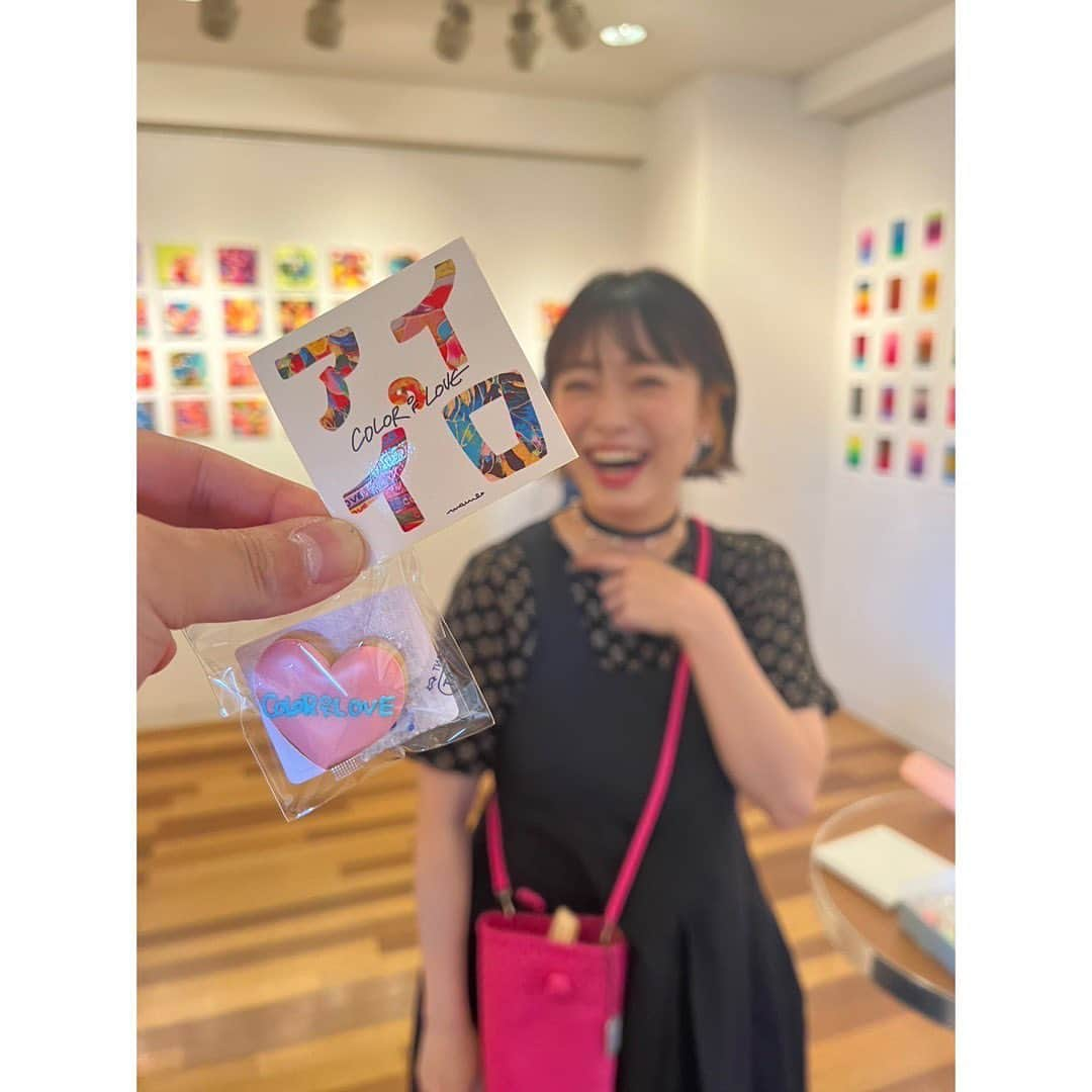 西田あいさんのインスタグラム写真 - (西田あいInstagram)「【アイのイロ展】会場全体をご紹介します♪  ①みんなのお見送りをここで。 　もうひとつのフォトスポットでした❤︎ ②アイのイロシリーズを作成する原点になった作品　　　　　　　　「Heart/心臓=LOVE」 ③ケシキのイロ。 　懐かしく温かい気持ちになる空間でした。 ④⑤「アイのイロ(15cm)」メインビジュアル✨ 　こうやって並んでいるのがかわいい！イロのパワー！ 　人によって惹かれるものがみんな違うのも良かった☺️ ⑥「アイのイロ(20cm)」 　吸い込まれる力強さがある作品達。 ⑦「LOVE LOVE LOVE」 　指でとんとんしながら色んな想いを込めたのよね。 ⑧一番大きく一番小さな作品。 　みんなの興味深く見つめる様子が印象的でした。 ⑨「ミニアートカード」 　今日からでもアートを日常に取り入れやすく… 　という原画だらけのカード。ビビッとくる1枚に出会って　　くれたみなさん、ありがとう❤︎ ⑩先着でスペシャルなアイシングクッキーとステッカーのプレゼントもしていました🍪💕  ひとつひとつの作品を夢中で作成していたけど ギャラリーに並べてみると、気がついたら大きなひとつの「愛」になっていて自分でもビックリしたのです。  足を運び会いに来てくれたみなさんの「愛」でやっと 本当の意味で完成した感じ🥹  心で繋がり 優しい空気に包まれる 本当に心地いい6日間でした🫶🏻✨  #アイのイロ #coloroflove #acrylicpainting #アクリル画 #mame_art #painting #loveyourself #illustration #illust #illustgram #acrylicart #イラスト #イラストレーター  #ファッションイラスト #シンプルイラスト #オリジナルイラスト #アイコンイラスト #アイコン画像 #アイコンオーダー #イラストレーション #イラストレーター #オーダー #fashionillustration #nowar #オリジナル作品 #イラストレーターさんと繋がりたい #procreate #プロクリエイト #デザイン #design #designinspiration」6月2日 15時59分 - nishidaai