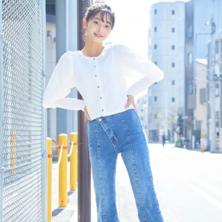 Seventeenさんのインスタグラム写真 - (SeventeenInstagram)「【第29回】ST㋲が最近買ったもの🛍  #永瀬莉子👉『to/one』のリップグロス  最近買った『to/one』のペタル エッセンス カラー バター 05。夏メイクに使うリップを探してたところ、これを発見♡　大人っぽい赤がどタイプで即決しちゃった！レッド系ではっきりした唇になるけど、透け感があるから普段使いしやすいよ♪他のリップと重ね塗りしても可愛いなーっていろいろ妄想中。夏に大活躍しそう✨   #上坂樹里👉『Lattice』のお花のイヤリング  普段はイヤカフをつけることが多いけど、たまにはイヤリングをつけいたいなーと『Lattice』をチェック中に、私好みのお花のイヤリングを見つけちゃった！大好きなゴールドだし￥300だし迷わず購入。主張しすぎず、大人っぽい♡ 最近よく着てる黒トップスにも合わせやすくってヘビロテ中です😘  #月島琉衣 👉『イーストボーイ』のスクールカーデ  高校に入学したタイミングでカーディガンが一枚欲しいなと探してました！ココアミルク色にピンクの刺繍がめっちゃ可愛くてこれに決定！着てみるとやっぱり可愛い♡ベージュよりこっくりした色だけどブラウンほど濃くない。この絶妙なカラーがおしゃれ✨夏の冷房対策としても活躍してくれそう。ブレザーがネイビーなので、インすると上品な印象に💫  #森﨑美月 👉『ディオール』のファンデーション  桜田ひよりさんのぷるぷるな唇に憧れて『ディオール』のマキシマイザーを購入したのをきっかけに、デパコスの凄さを知りました！ちょうど夏用ファンデが欲しかったので、“素肌感のある艶肌が作れて、お肌に優しいもの！”を調べたところコレがぴったり！早速、コスメカウンターへ（緊張するからお母さんと♡）行って、ディオールスキン フォーエバー フルイドグロウ 00 ニュートラルを購入。とにかく肌へのフィット感がすごい！ナチュラルで自然なツヤがある仕上がりなので、私の肌ってこんなにキレイだった?!と思えるほど。美容液たっぷりだから“ファンデつけてます感”がなくて肌がサラサラで軽い〜✨つける量で素肌っぽいスクールメイクも、お仕事用のきちんと肌も作れて万能です！  #滝口芽里衣👉『ROGER AND RAW』のフレアデニム  フレアシルエットが可愛かったので試着してみたら、脚が長く＆細くスタイルがめっちゃよく見えて…完全に一目惚れしちゃいました♡ストレッチも効いていて履き心地も抜群。すそのスリットとか斜めになったファスナーとかデザインも凝ってるので、このデニムを履くだけでおしゃれになれる気がします。いろんなトップスを合わせて着倒したい💙  #大友樹乃👉『カルナムール』のニットバケハ  春夏の展示会にお邪魔したときに見かけて即決！ニット素材のバケハってめずらしいし、よく見るとハート模様になってるところもいいなと思って♡　ゴールドのロゴプレートもさりげないポイントになってる🎶浅めのシルエットで白だから爽やかな印象！シンプルにデニムワンピにさらっと合わせるのもしたいし、クール系のコーデに合わせるのもいいなって考えてます！  文／鈴木絵都子   #購入品 #購入品紹介 #おすすめ #おすすめコスメ #買ってよかったもの #買ってよかった #STモデル購入品 #買ったもの見せて #今月の購入品 #コスメ #リップ #デニム #バケットハット #カーディガン #ファンデーション #Dior #フレアデニム」6月2日 16時00分 - seventeenjp_mag