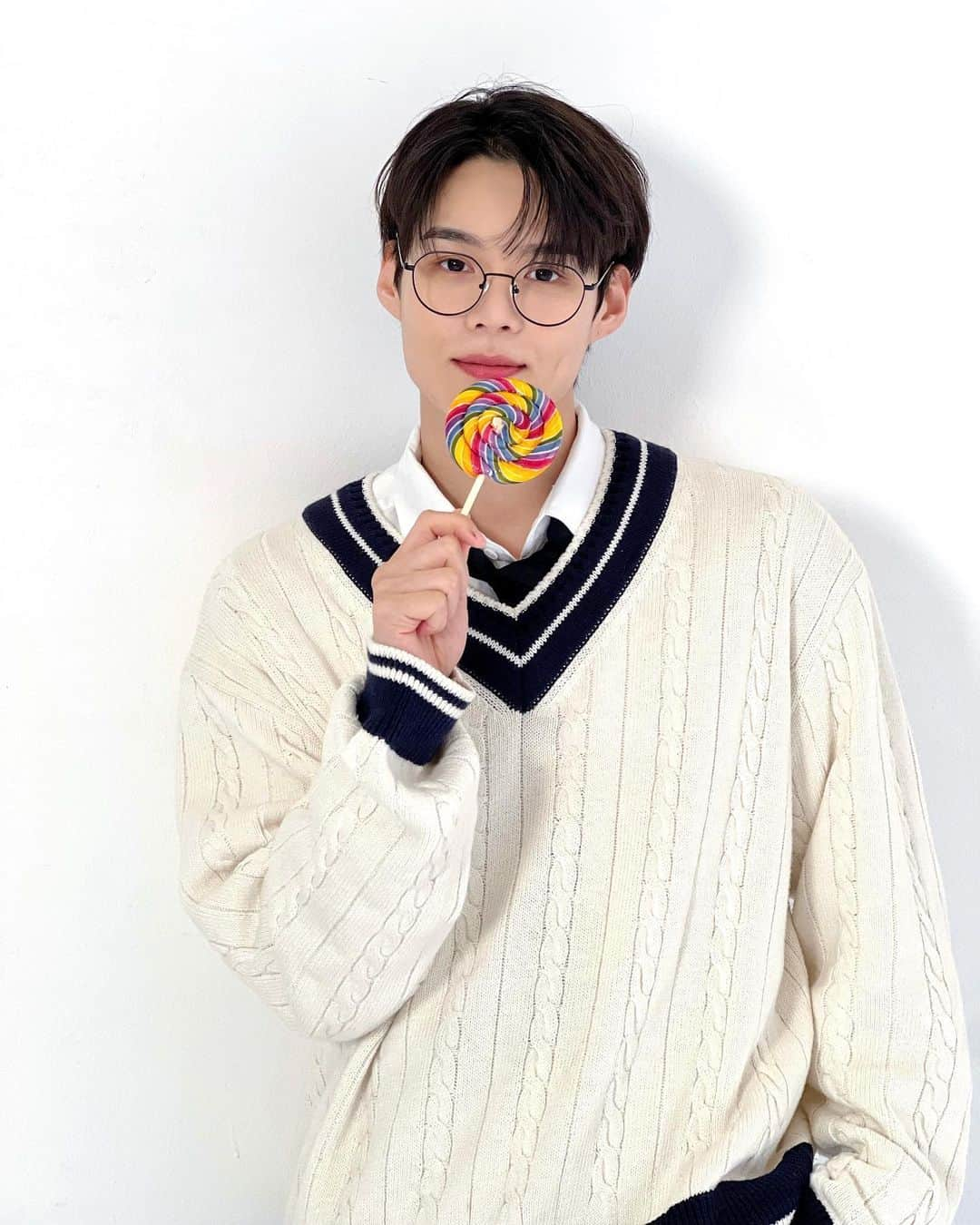 Victonのインスタグラム：「[#임세준] LIM SEJUN 1st FANMEETING <Sejuney Land> 비하인드 사진 도착👓🍭🌱 설레는 마음으로 내일 만나요😊  🗓 23.06.03(토) 2PM / 6PM (KST) 🎡 동덕여대 백주년기념관 🎟 멜론티켓 http://kko.to/Ptx-jfJZxp  #세준 #LIMSEJUN #Sejuney_Land」