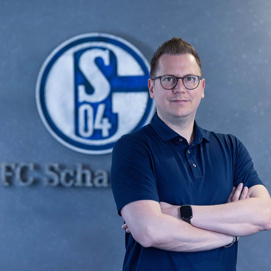 シャルケ04のインスタグラム：「🆕 Königsblau hat einen neuen Sportdirektor: André Hechelmann, bislang Chef-Scout des S04, trägt ab sofort die Verantwortung für den Lizenzspielerbereich. . Unterstützt wird Hechelmann im Team Kaderplanung wie bisher von René Grotus, Referent Sport. Die Gespräche für die Neubesetzung der Position Chef-Scout befinden sich im fortgeschrittenen Stadium. . Mehr dazu auf schalke04.de 🗞️ . . #Schalke #S04 #Football #Soccer #Fußball #Futbol #Knappen #🔵⚪️」