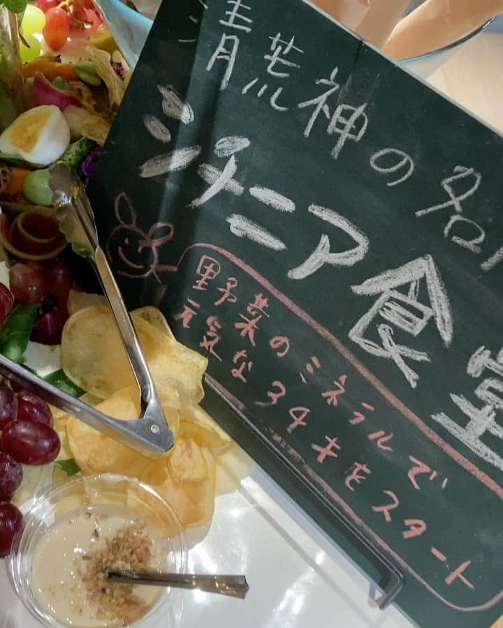 土井コマキのインスタグラム：「シチニア食堂が、開局記念日のケータリングを。嬉しい。美味しい。野菜のミネラルたっぷりにFM802の34才をスタート！ありがとうございました。 ちゃんと写真撮っておきたかったなあ…。 #シチニア食堂」