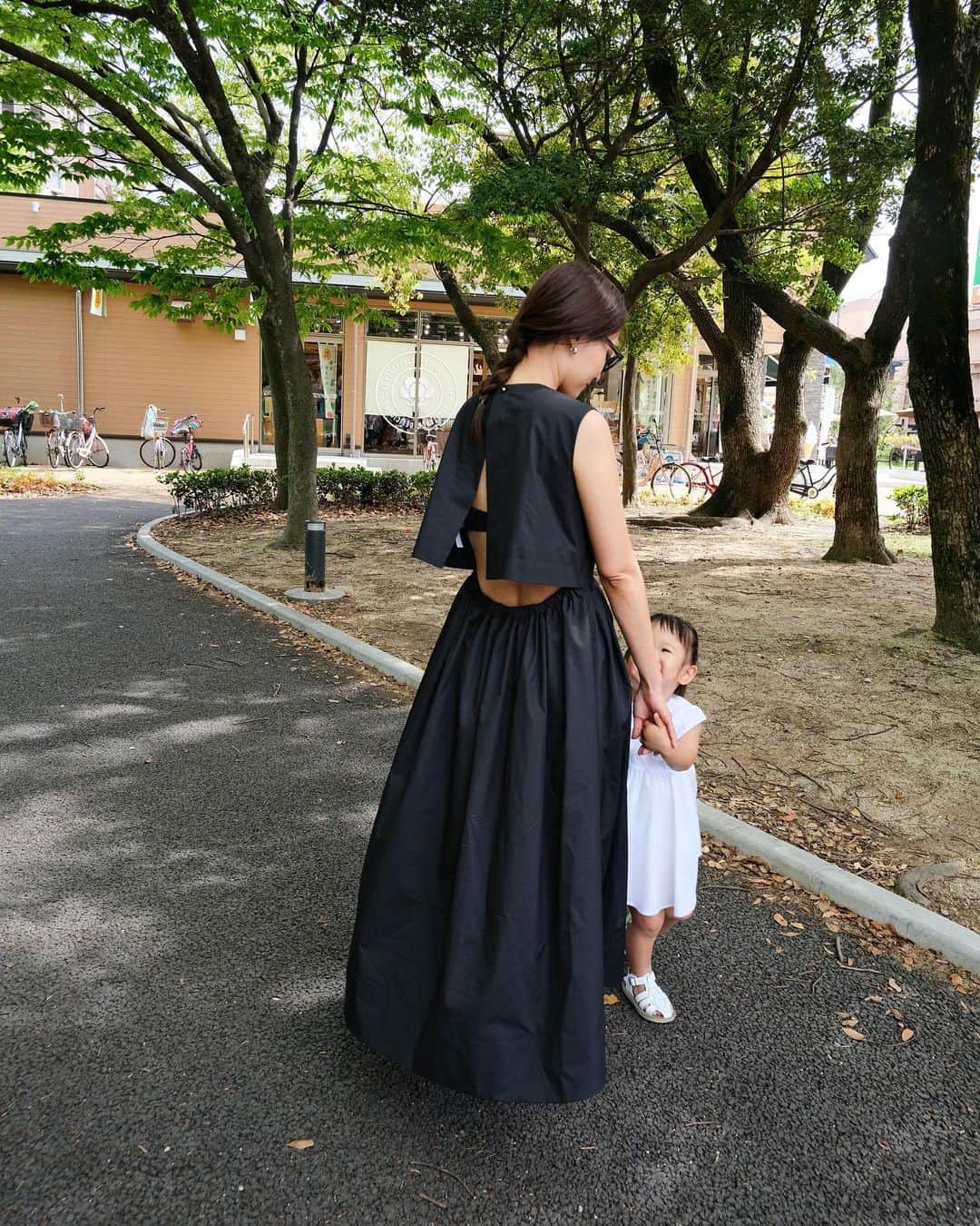 Hiromi Ｍaedaのインスタグラム：「デコとボコで黒白コーデ👩🏻👧🏻。  BEIGE,のワンピ、バックスタイルが可愛すぎるから リゾートにもってこいだと思う！  シワになりにくいのも嬉しい！  このまま旅行に行きたいな〜🫠♡  dress @beigecomma #BEIGE」