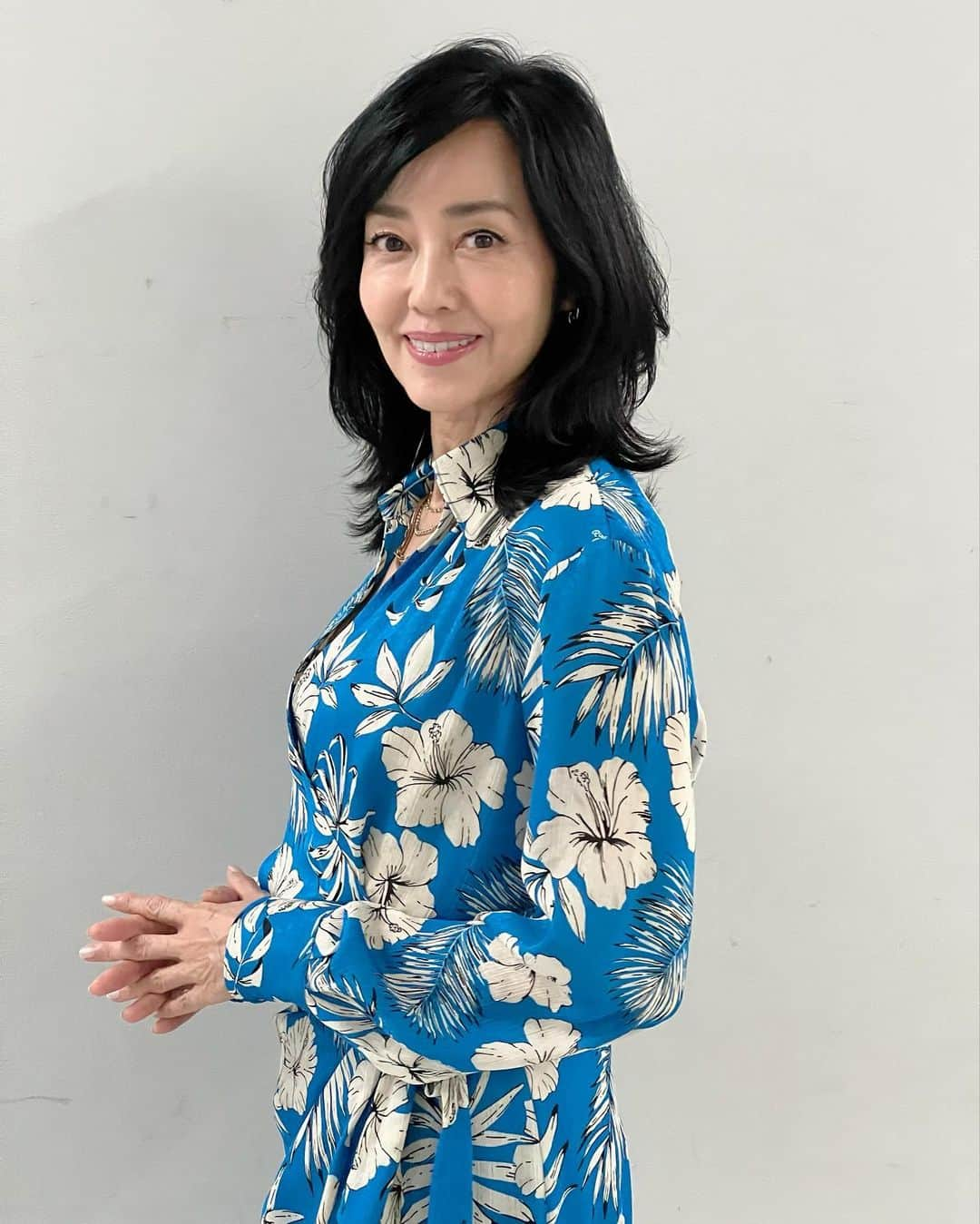 早見優さんのインスタグラム写真 - (早見優Instagram)「Blue floral ONE PIECE wrap dress  大柄の花模様の青いワンピース  #floral #onepiece #wrapdress #blue #pinko #花模様」6月2日 16時09分 - yuyuhayami