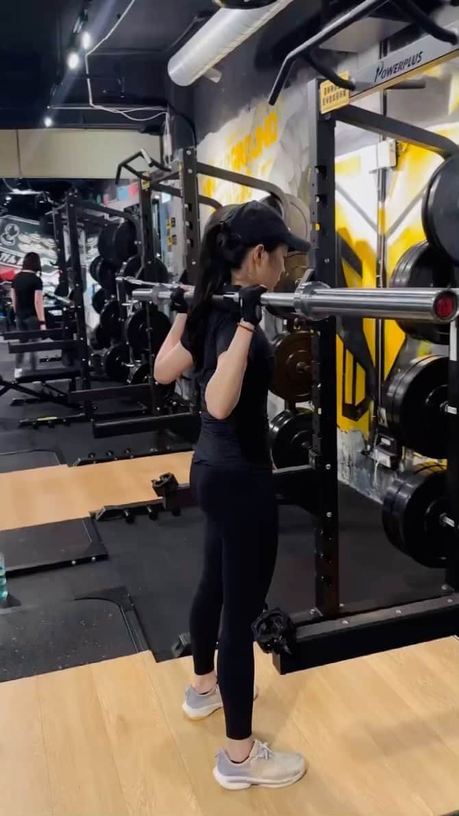 エルキーのインスタグラム：「《樸素》 鞋櫃裡有很多雙運動鞋， 但我只穿一雙運動😂  等哪天它退役了我就會換了 要是在運動的時候碰見我， 請不要被我那雙有訓練痕跡的鞋嚇到」