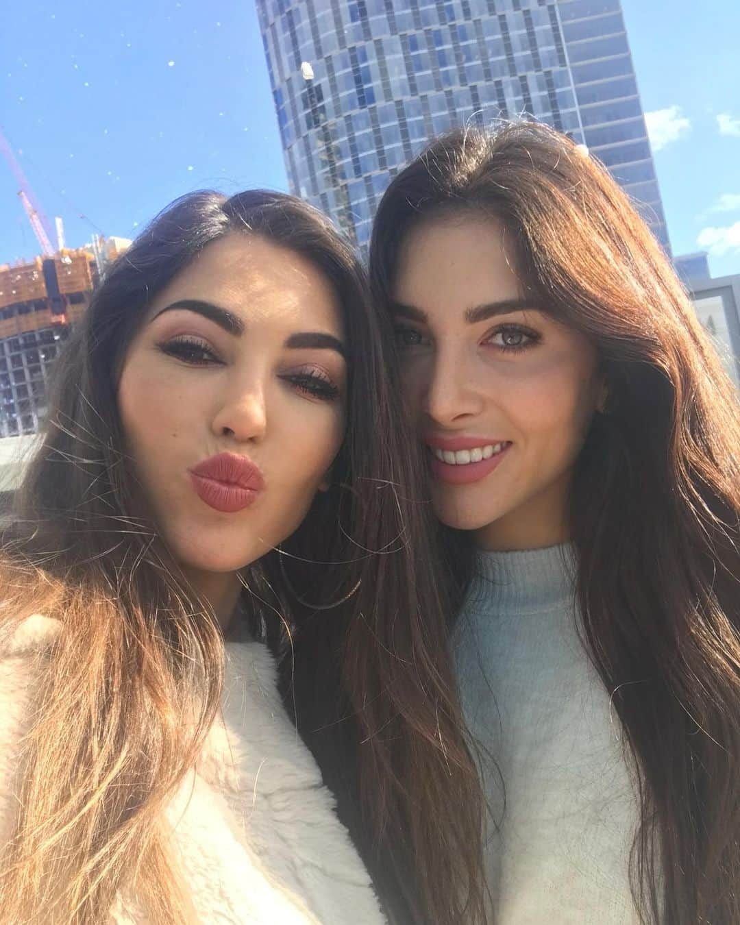 ヨランテ・ヴァン・カスベルヘンのインスタグラム：「La vida es más hermosa cuando compartimos risas y sueños juntas. Te quiero, hermana querida 💖 #Sisters」