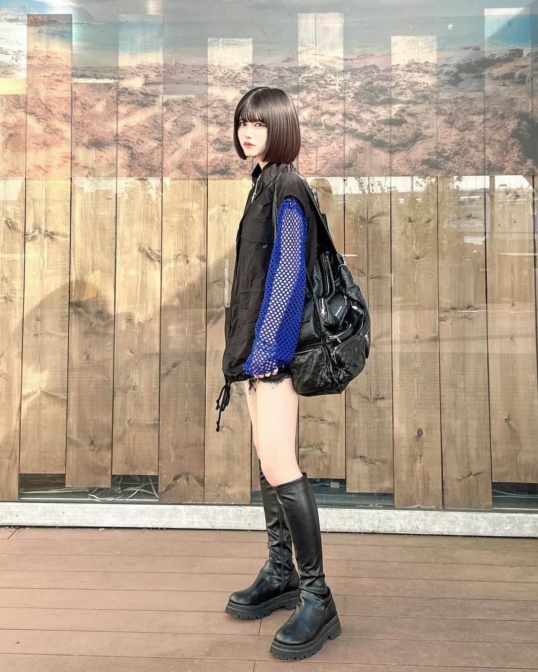土光瑠里子のインスタグラム：「全身だよう〜 同じ黒でも素材違うの組み合わせたら まじかわになるよ〜  #idol#アイドル#model#fashion#ロングブーツ#balenciaga#GRL#ボブ#暗髪」