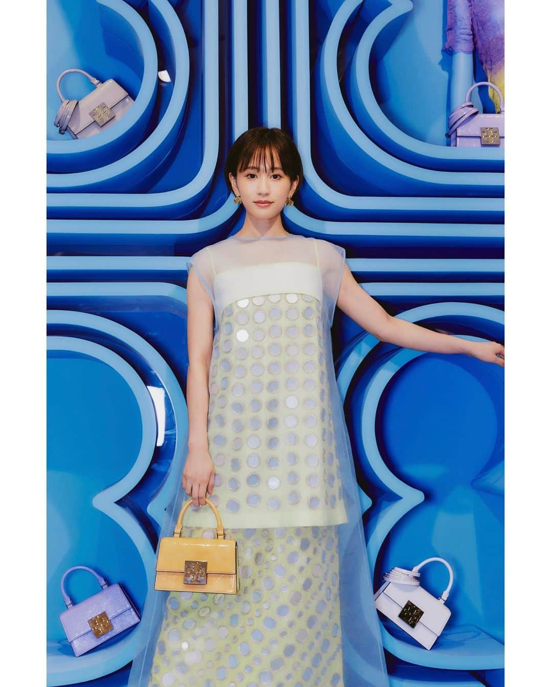 前田敦子のインスタグラム：「.Toryburch.  #Toryburch #トリーバーチ #Tmonogram  伊勢丹新宿本館1階ザ・ステージ Toryburchポップアップストア 空間がもう可愛いすぎです💙💙💙 夏らしい華やかな新作が先行発売していて 私はタオル地トートのレッドをこの夏のバックにします❤️‍🔥  トリーバーチの皆さん太陽のような方達🫶🏻 6月6日までの期間限定 是非みんなも遊びに行ってみてね🦭☀️」