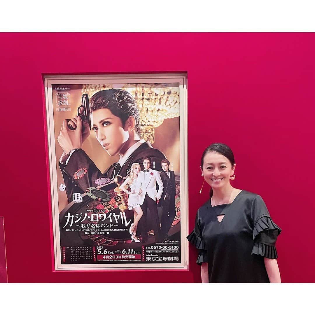 月影瞳さんのインスタグラム写真 - (月影瞳Instagram)「先日、東京宝塚劇場、宙組公演「カジノ.ロワイヤル〜我が名はボンド〜」を観劇してきました。 宝塚で同期の寿つかささんの退団公演でもありました。 15年にわたって宙組.組長を務められたスッシー(寿つかささん)の舞台姿は、本当に素晴らしく、深く心に刻まれました。また音楽学校からの思い出が走馬灯のように蘇り、同期になれたことに、あらためて感謝しました。 宙組の皆様の熱演に胸が熱くなり、大拍手の素晴らしい公演でした😊  #寿つかさ　さん #宙組 #カジノロワイヤル我が名はボンド  #東京宝塚劇場」6月2日 16時25分 - hitomitsukikage