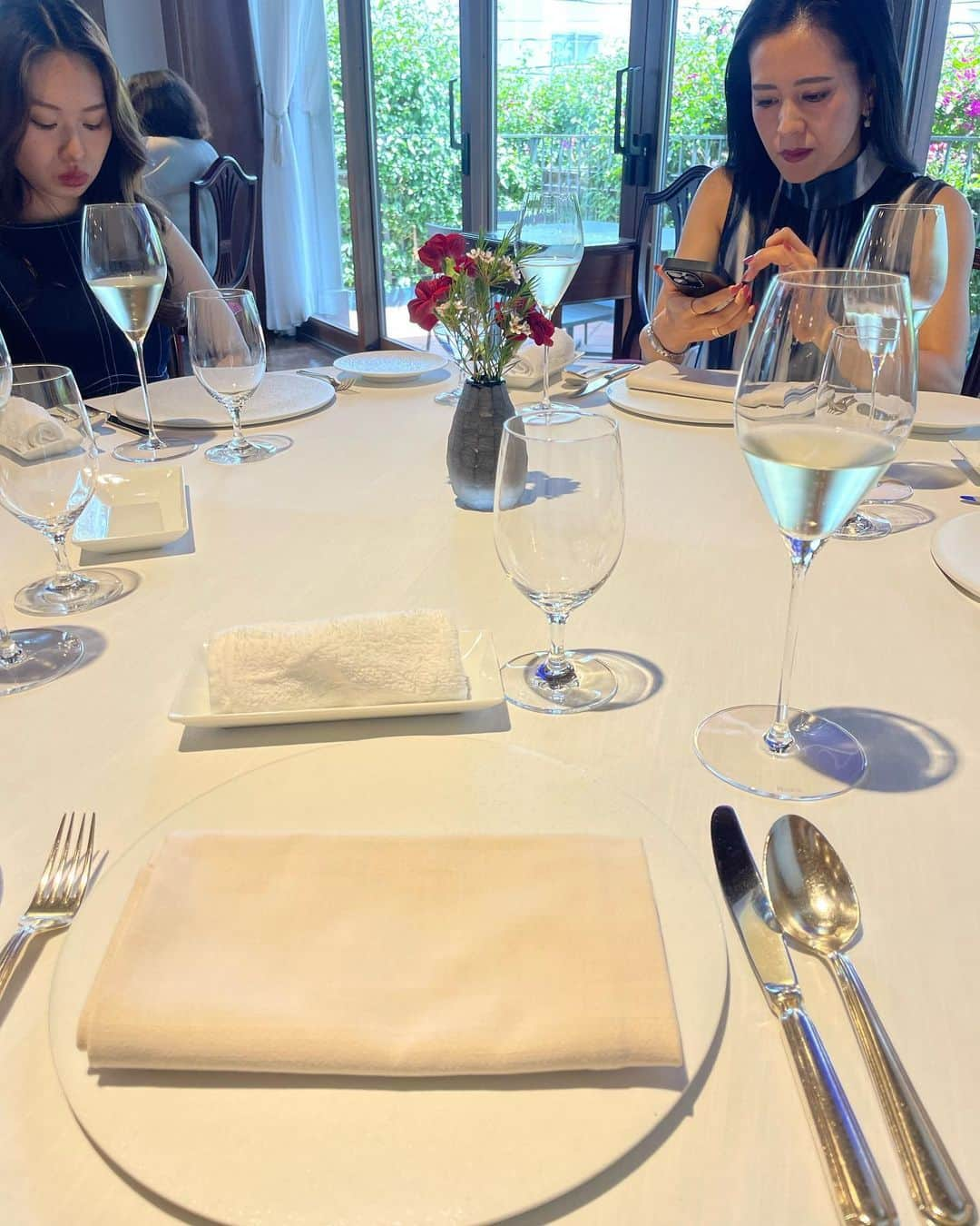 奥山夏織さんのインスタグラム写真 - (奥山夏織Instagram)「優妃ちゃんお疲れ様会を表参道の#エトゥルスキ で✨ ５年間の期間の写真を見返していたら色んなところに会社で行ったりとか、オフィスでくだらない話したりとか懐かしかったよー🤣笑 退職したけど今でもお仕事で繋がりがあるのでこれからもよろしくね❤️お疲れ様でした❣️ お店は外観が童話に出てくるような見た目で、お料理もとても素敵でした🥹ご馳走様でした🙏✨ ・・・ #お疲れ様会 #表参道エトゥルスキ #etruschi #イタリアン #marquee会」6月2日 16時25分 - okuyama_kaori