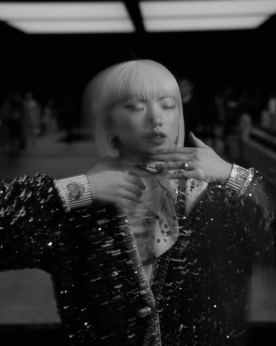 アオイヤマダのインスタグラム：「@chanelofficial  ダカールで行われたショーを 東京でみることができました。 会場には様々な分野で活動している方々がいらっしゃり、 映像監督、アートディレクター、建築家、現代美術家、歌手、 肩書きにはまらないあらゆるアーティスト達、、、 モデルさんや女優さん達だけではなく 普段関わることのできない方々との交流の場となりました。嬉しい！ ただ、ダカールでのショーは場所が旧司法宮だったり、 ショー中の振付はディミトリ(振付家)がアフリカの現代舞踊や現地の人々の身体から発想を得たものだったとお聞きしたので これがもっと日本に寄り添ったらどうなるんだろう！という余白のわくわくを感じました。 改めて自分の国、周りにいるクリエイター達、社会との関わり方に意識を向けて行かなければなぁと感じました。  ファッションを超越した、 職人の息と魂が込められた技術作品のようなシャネルのコレクション。 翌日はその背景を、ムービーやトークで少し知ることができました。  商売のためだけではなく、 あくまで人との深い関係性がブランドを作っている。というようなことを ブルーノパブロフスキー(シャネルのファッションプレジデント)さんはおっしゃっており、 CHANELという大きなブランドも、純粋な繋がりで出来上がっていることに、心があたたかくなりました。  ショーの後、ゲストDJに Polo&Pan @poloandpan  がいらっしゃり(本当に大好き) 私は半泣き状態でステージ横にかじりついておりました。  #CHANELMetiersdArt #CHANELinTokyo  #CHANELShow」