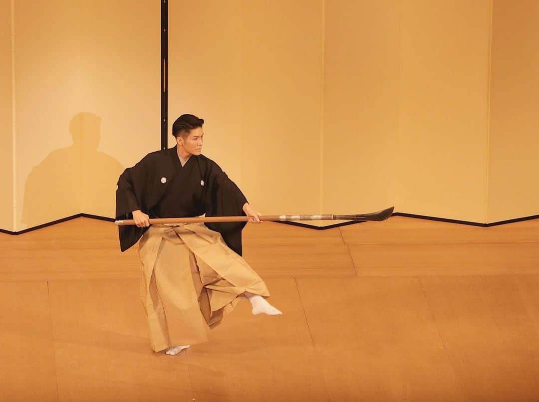 梅川壱ノ介（舞踊家）のインスタグラム：「𝐋𝐢𝐯𝐢𝐧𝐠 𝐍𝐚𝐭𝐢𝐨𝐧𝐚𝐥 𝐓𝐫𝐞𝐚𝐬𝐮𝐫𝐞 𝐓𝐚𝐦𝐚𝐬𝐚𝐛𝐮𝐫𝐨 𝐁𝐚𝐧𝐝𝐨 ￣￣￣￣￣￣￣￣￣￣￣￣￣￣￣￣￣￣￣￣￣￣￣ 去る、2023/5/14  vol.4  愛知県春日井市市政８０周年記念公演《日本舞踊鑑賞会》のゲストとしてお招きいただき、坂東玉三郎先生とお舞台を努めさせていただきました。  この日まで毎日自分と向き合い、長唄《静と知盛》の踊りをお稽古しました。真剣に生きることは本当に楽しい。そう思える日々でした。  この感覚を忘れずにこれからも精進させていただきます。人生をかけるほどの緊張感のある日々をくださった、玉三郎先生には心から感謝の気持ちでいっぱいでございます。  #梅川壱ノ介 #舞踊家 #日本舞踊 #坂東玉三郎 #春日井市 #日本舞踊鑑賞会 #ClassicJapanesedance #traditionaljapanesedance」