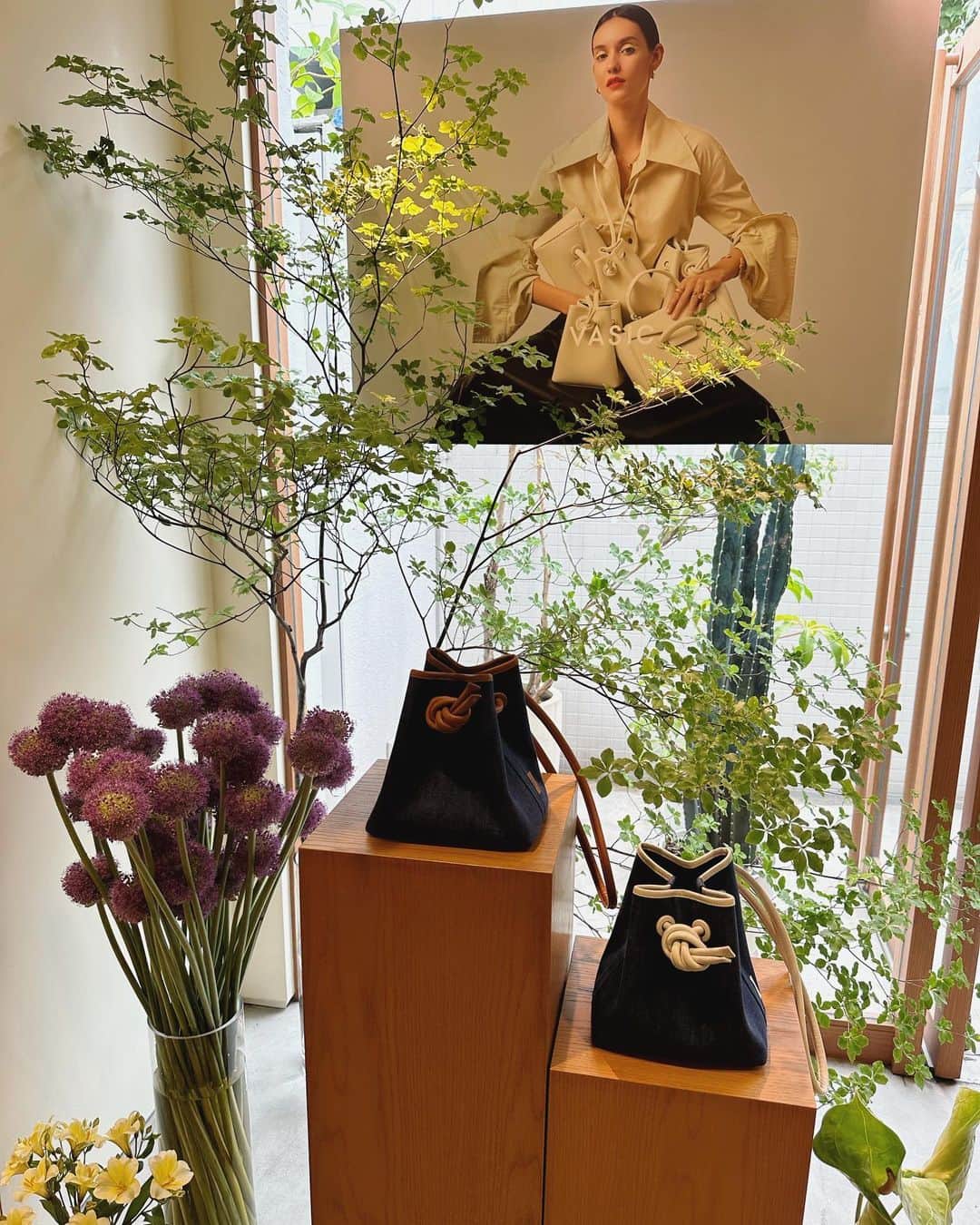 ナオさんのインスタグラム写真 - (ナオInstagram)「VASIC A/Wの展示会へ  @vasic_japan   VASICのバッグはカジュアルにもきちんとしたシチュエーションにも使えるからいくつあっても欲しくなります。  新作どれも可愛かったな。  純ちゃんとあゆみちゃんと「これも可愛い❤️持たせて〜」を繰り返して選びました😊 @ayumiayunco  @junsatoidea   #vasic #a/w #展示会」6月2日 16時31分 - nao_nao310
