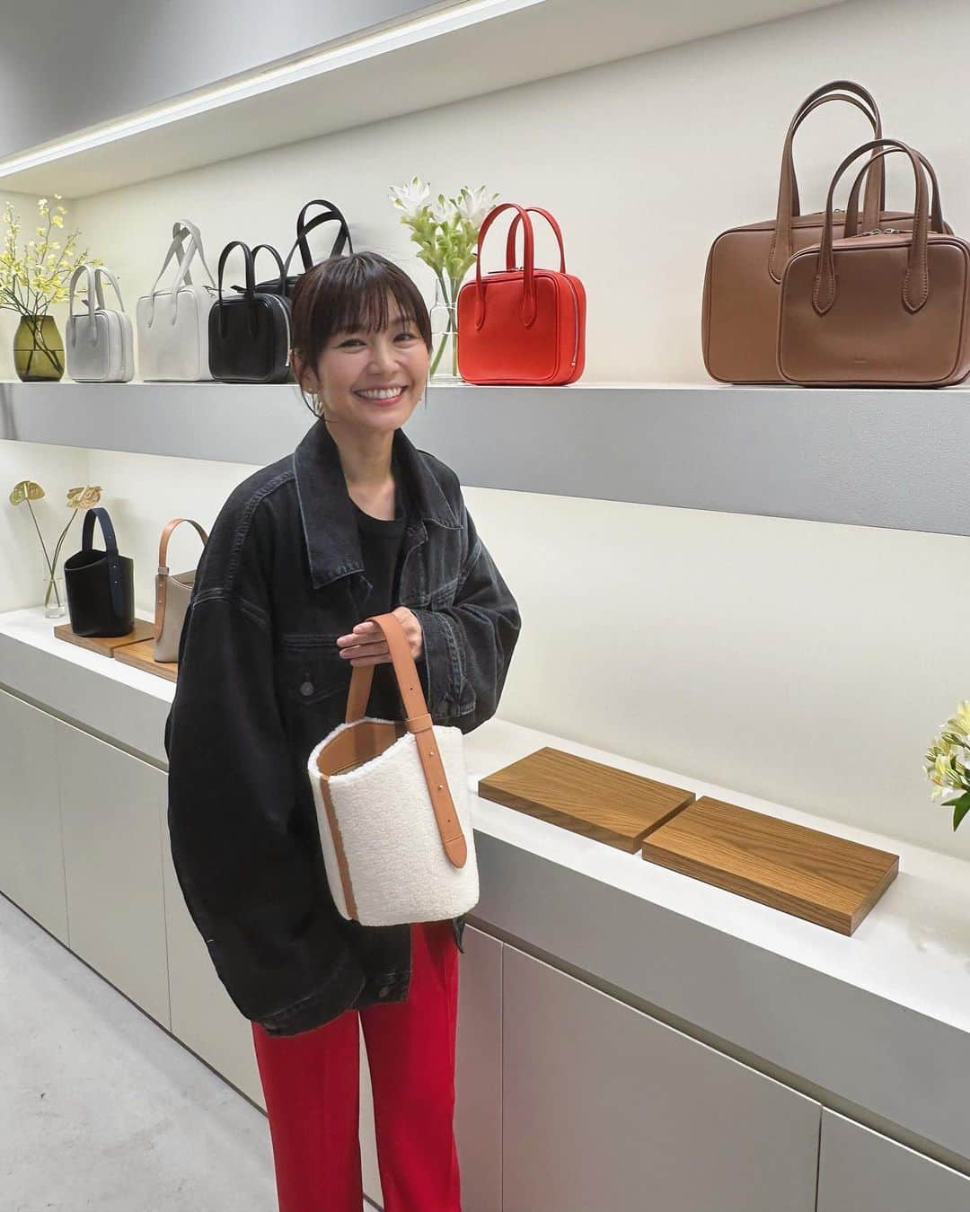 ナオのインスタグラム：「VASIC A/Wの展示会へ  @vasic_japan   VASICのバッグはカジュアルにもきちんとしたシチュエーションにも使えるからいくつあっても欲しくなります。  新作どれも可愛かったな。  純ちゃんとあゆみちゃんと「これも可愛い❤️持たせて〜」を繰り返して選びました😊 @ayumiayunco  @junsatoidea   #vasic #a/w #展示会」