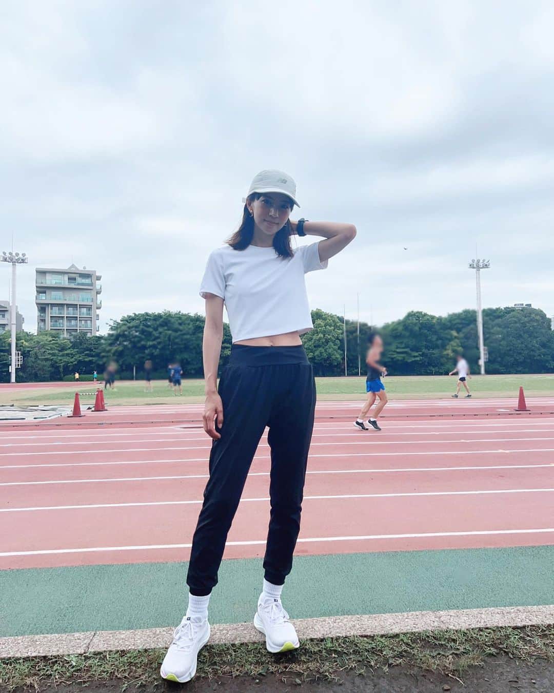 のインスタグラム：「久々のペースラン🏃‍♀️✨  1人じゃ出来ないけど、速い人に付いてくと、頑張れた！  もうへっぴり腰。。 フォーム改善＆来年バリバリ走れるようにいい刺激を体に与えたい。  足裏の付け方も教わりました！  友達と話しながらのジョグも最高に気持ちよかった🤍🤍🤍  #run #pacerun #newbalance  #hereiam #thanks @daizo_jisan_japan  @takaya_mitsuka」