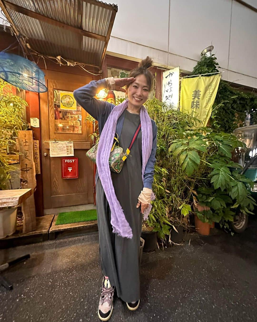 倉本康子さんのインスタグラム写真 - (倉本康子Instagram)「★ 〜ヤッコの酒旅〜 「から味処」@新宿2丁目  「店主自ら農園で育てている美味しいお野菜をメインに品数多く提供してくれて、飲み放題で¥4.400-のお店が新宿にあるよ！」 という触れ込みで、美味しいお野菜を沢山食べたいな、という気分の夜に行ってきました。  驚き満載でした‼️  「ビールも日本酒も焼酎も見えるもの全部飲み放題。」(しかもセルフ！)  味の濃い美味しいお野菜豊富なお料理はかなりのスピードでテーブルへどんどん運ばれてきて、「一応コースは決まっているけど、足りなければもっとだすわよ」と言われてもはち切れそうなぐらいに満腹になるし  買うと高いお野菜も豪快に炒めてくれたり！ サラダの生野菜も１つ１つの味が濃く美味しいし！ 自家製の豚肉の味噌漬けは「今日ちょうどいい漬かり具合よ」と言われ期待して食べたら期待を超えてくるし！(お酒が加速するやーつw)(もしくはご飯🍚が欲しくなるやーつ)  店主の粧子さんが茨城の農園へ週に1度は行かれているそうで、ここに来たらいつでも美味しいお野菜で健康になれそうだ！  新宿2丁目には様々なお店がありますが、ここ、健康になれる酔いお店ですよー！  今日は金曜日！ 今夜の「おんな酒場放浪記」は2本目に登場です！ ぜひ画面越し乾杯 酔ろしくです！  NO ALCOHOL, NO LIFE !!  #ヤッコの酒旅 #noalcholnolife #酒場 #居酒屋 #バー #酒旅 #倉本康子 #かんぱいでーす #乾杯でーす #から味処 #粧子さん #井上陽水さんに似てる方がいた #野菜好きにオススメ #画像は載せきれない #品数すごいから #淡竹　美味しかった #お酒もいいラインナップ #新宿2丁目 #おんな酒場放浪記 #画面越し乾杯 #酔ろしくです #なぜか同じ画像が2枚になってる！ #最近こういうの多い #バグってるのはどっち？ #どうでもいい #ガラスピアス @acqua06_  のです♪」6月2日 16時41分 - yasuko_kuramoto_yakko