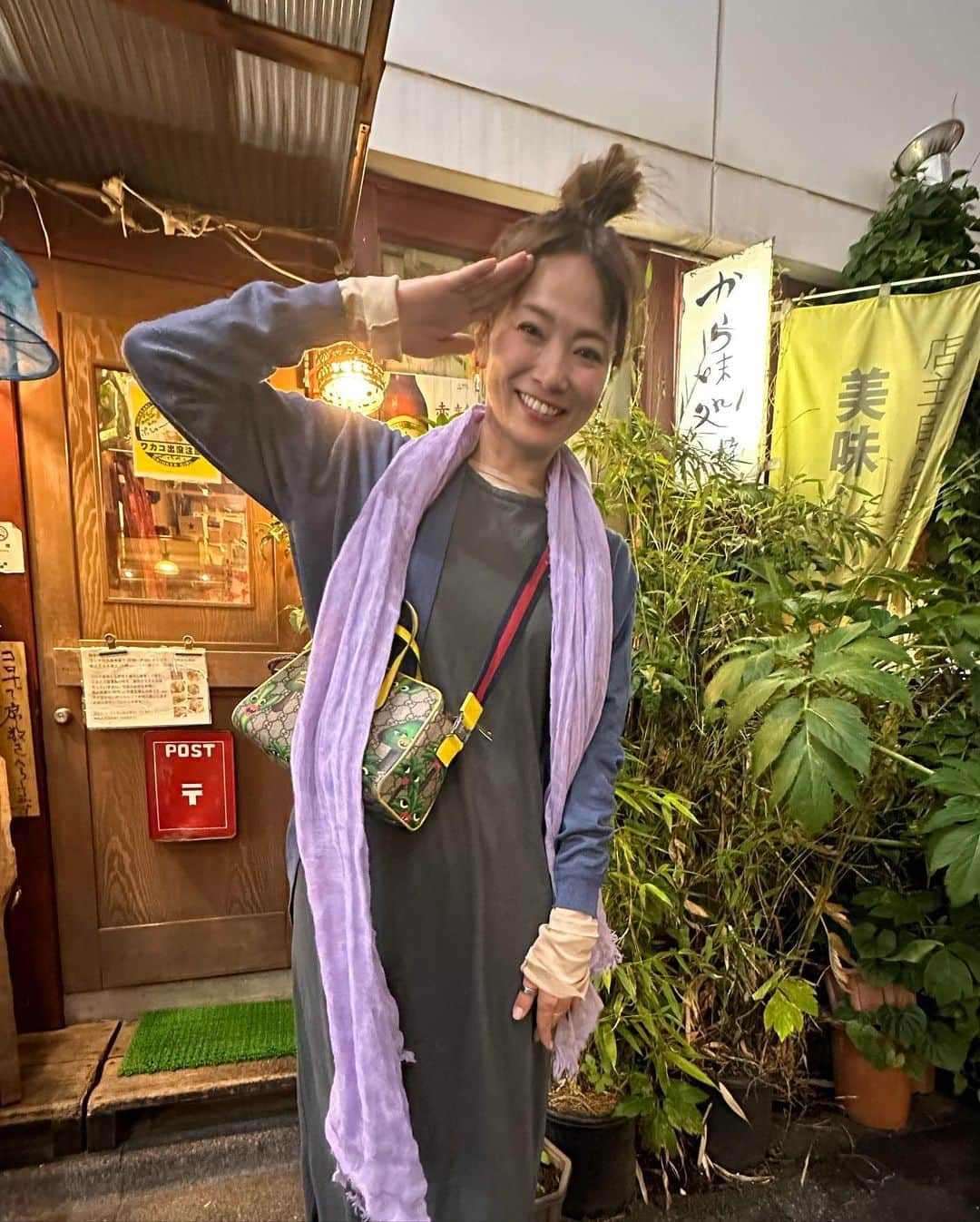 倉本康子さんのインスタグラム写真 - (倉本康子Instagram)「★ 〜ヤッコの酒旅〜 「から味処」@新宿2丁目  「店主自ら農園で育てている美味しいお野菜をメインに品数多く提供してくれて、飲み放題で¥4.400-のお店が新宿にあるよ！」 という触れ込みで、美味しいお野菜を沢山食べたいな、という気分の夜に行ってきました。  驚き満載でした‼️  「ビールも日本酒も焼酎も見えるもの全部飲み放題。」(しかもセルフ！)  味の濃い美味しいお野菜豊富なお料理はかなりのスピードでテーブルへどんどん運ばれてきて、「一応コースは決まっているけど、足りなければもっとだすわよ」と言われてもはち切れそうなぐらいに満腹になるし  買うと高いお野菜も豪快に炒めてくれたり！ サラダの生野菜も１つ１つの味が濃く美味しいし！ 自家製の豚肉の味噌漬けは「今日ちょうどいい漬かり具合よ」と言われ期待して食べたら期待を超えてくるし！(お酒が加速するやーつw)(もしくはご飯🍚が欲しくなるやーつ)  店主の粧子さんが茨城の農園へ週に1度は行かれているそうで、ここに来たらいつでも美味しいお野菜で健康になれそうだ！  新宿2丁目には様々なお店がありますが、ここ、健康になれる酔いお店ですよー！  今日は金曜日！ 今夜の「おんな酒場放浪記」は2本目に登場です！ ぜひ画面越し乾杯 酔ろしくです！  NO ALCOHOL, NO LIFE !!  #ヤッコの酒旅 #noalcholnolife #酒場 #居酒屋 #バー #酒旅 #倉本康子 #かんぱいでーす #乾杯でーす #から味処 #粧子さん #井上陽水さんに似てる方がいた #野菜好きにオススメ #画像は載せきれない #品数すごいから #淡竹　美味しかった #お酒もいいラインナップ #新宿2丁目 #おんな酒場放浪記 #画面越し乾杯 #酔ろしくです #なぜか同じ画像が2枚になってる！ #最近こういうの多い #バグってるのはどっち？ #どうでもいい #ガラスピアス @acqua06_  のです♪」6月2日 16時41分 - yasuko_kuramoto_yakko