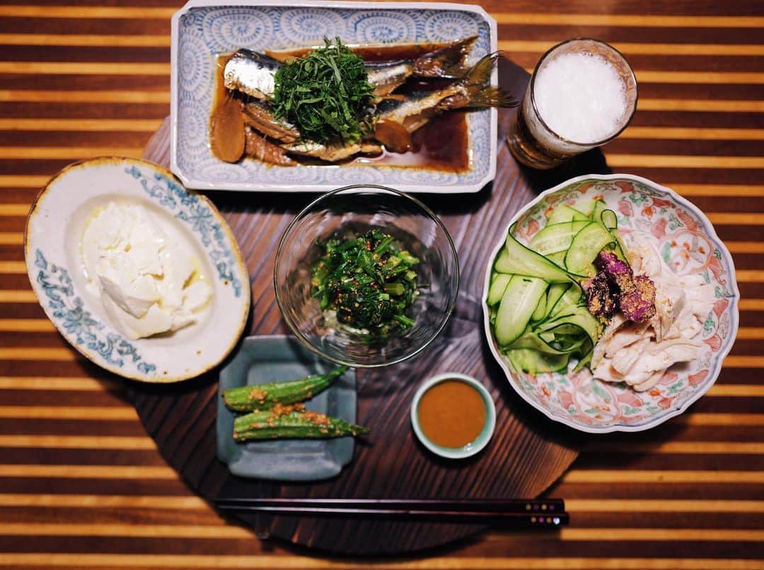 高山都さんのインスタグラム写真 - (高山都Instagram)「色々少しずつ食べたい、あっさりおばんざいスタイルは、わたしのひとりご飯の定番。 昨日は #吉川和人 さんの木のプレートにのせて。  イワシの梅煮 しっとり鶏肉の棒棒鶏　ピーナッツゴマだれで 春菊のハニーマスタード醤油和え 洋風冷や奴 オクラの胡麻和え  注目は冷や奴です。 普通のお豆腐よりも、わたしはお豆腐はしっかり水切りをし、ねっとりと味が濃くなったお豆腐が大好きで、買ってきた日に重石を乗せてしておくことが最近は多いです。  昨日は、岩塩と美味しいオリーブオイルで。 調味料すこしでも、お豆腐の水が抜けてることで満足度大。  水切り豆腐作っておくと、薄く切ったり、アイスクリームみたいに大きめのスプーンですくってみたり、崩して練って白和えにしたり。 可能性めっちゃ広がるのです。  今週の家ごはんで、だいぶ旅の塩抜きが出来た気がしてる。  #みやれゴハン」6月2日 16時33分 - miyare38