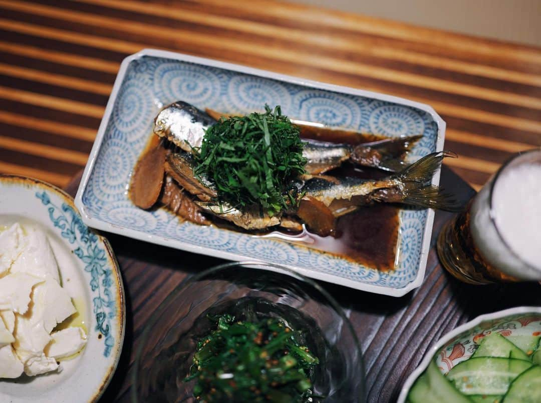 高山都さんのインスタグラム写真 - (高山都Instagram)「色々少しずつ食べたい、あっさりおばんざいスタイルは、わたしのひとりご飯の定番。 昨日は #吉川和人 さんの木のプレートにのせて。  イワシの梅煮 しっとり鶏肉の棒棒鶏　ピーナッツゴマだれで 春菊のハニーマスタード醤油和え 洋風冷や奴 オクラの胡麻和え  注目は冷や奴です。 普通のお豆腐よりも、わたしはお豆腐はしっかり水切りをし、ねっとりと味が濃くなったお豆腐が大好きで、買ってきた日に重石を乗せてしておくことが最近は多いです。  昨日は、岩塩と美味しいオリーブオイルで。 調味料すこしでも、お豆腐の水が抜けてることで満足度大。  水切り豆腐作っておくと、薄く切ったり、アイスクリームみたいに大きめのスプーンですくってみたり、崩して練って白和えにしたり。 可能性めっちゃ広がるのです。  今週の家ごはんで、だいぶ旅の塩抜きが出来た気がしてる。  #みやれゴハン」6月2日 16時33分 - miyare38