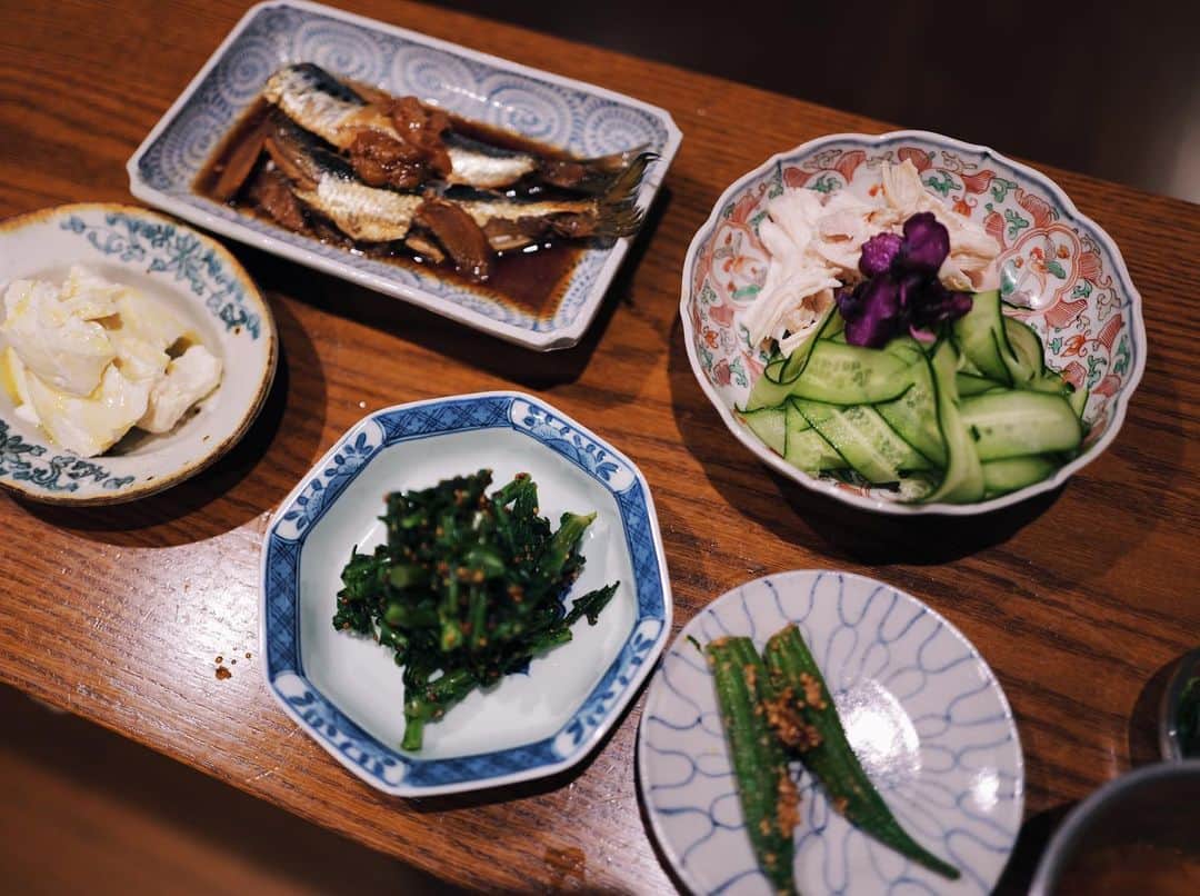 高山都さんのインスタグラム写真 - (高山都Instagram)「色々少しずつ食べたい、あっさりおばんざいスタイルは、わたしのひとりご飯の定番。 昨日は #吉川和人 さんの木のプレートにのせて。  イワシの梅煮 しっとり鶏肉の棒棒鶏　ピーナッツゴマだれで 春菊のハニーマスタード醤油和え 洋風冷や奴 オクラの胡麻和え  注目は冷や奴です。 普通のお豆腐よりも、わたしはお豆腐はしっかり水切りをし、ねっとりと味が濃くなったお豆腐が大好きで、買ってきた日に重石を乗せてしておくことが最近は多いです。  昨日は、岩塩と美味しいオリーブオイルで。 調味料すこしでも、お豆腐の水が抜けてることで満足度大。  水切り豆腐作っておくと、薄く切ったり、アイスクリームみたいに大きめのスプーンですくってみたり、崩して練って白和えにしたり。 可能性めっちゃ広がるのです。  今週の家ごはんで、だいぶ旅の塩抜きが出来た気がしてる。  #みやれゴハン」6月2日 16時33分 - miyare38