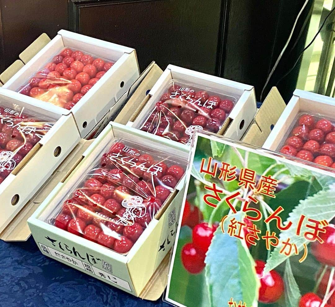 ホテルキャッスル　HOTEL CASTLEのインスタグラム：「【さくらんぼ】の店頭販売🍒  ホテルキャッスルではこの時期に ホテル1階にある「カフェダイニング パティオ」の店頭で 「さくらんぼ」の販売をしております🍒  山形の旅の思い出やお土産にいかがでしょうか？  宿泊では、さくらんぼのお土産付き宿泊プランもご用意しております。 この時期にしか食べられない山形の初夏の味覚を 是非お召し上がりください✨  ◆さくらんぼ1箱 お持ち帰り価格　4,000円（込） ※現在は『紅さやか』ですが時期により品種は異なります。  #ホテルキャッスル #ホテルキャッスル山形 #山形 #yamagata  #山形グルメ  #山形観光  #山形のホテル #山形土産 #山形の味覚 #さくらんぼ #サクランボ #お土産 #宿泊プラン #ホテルの朝食 #果樹王国 #東北旅行  #東北旅」