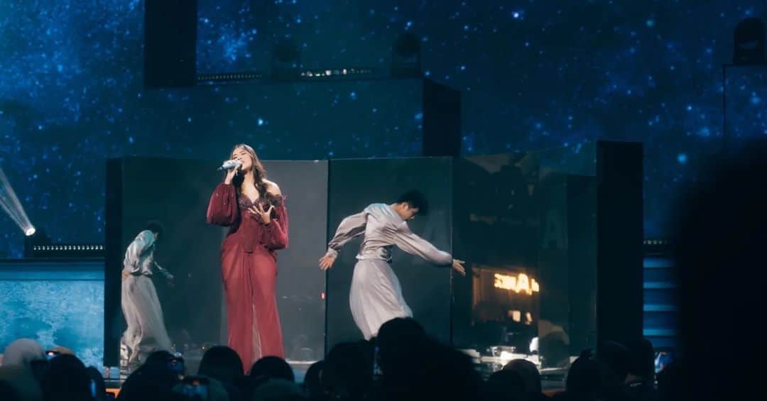 Raisa Andrianaさんのインスタグラム写真 - (Raisa AndrianaInstagram)「Gak afdol kalo gak bawain medley haha throwback waktu road to allobank festival kemarin medley pemeran utama x terjebak nostalgia wearing fairygown @lisajuofficial ❤️  Makeup / @ferryfahrizal Hair / @ibaayy___ Styled / @astecat @baloarenthus.lie Photo / @davianakbar」6月2日 16時43分 - raisa6690