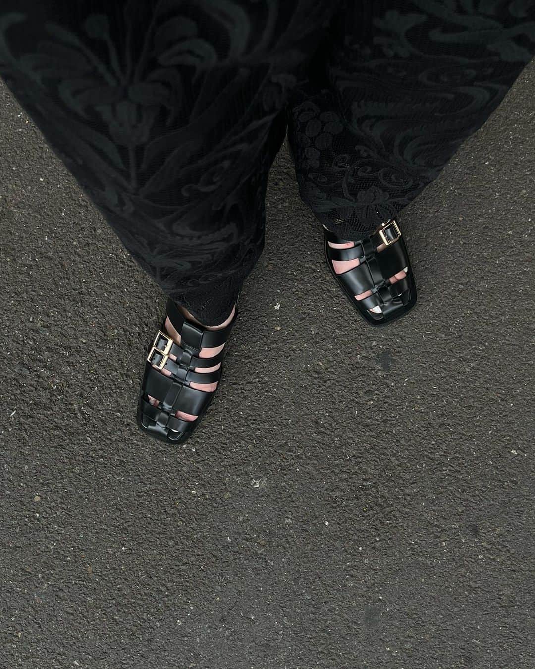 のインスタグラム：「@alm._official  初おろし〜♡  #alm #グルカサンダル #サンダル #sandal」