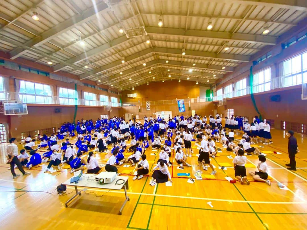 畑喜美夫さんのインスタグラム写真 - (畑喜美夫Instagram)「静岡県沼津の原中学校の全校生徒へのボトムアップセミナー終了‼️  線状降水帯で沼津市は大変‼️  ギリギリ雨雲が来る前に終わりましたー‼️  先生方との懇親会は無くなりましたが本日はホテルでゆっくりします‼️  明日は電車が動いたらいいなー‼️  皆様の安全を祈ります‼️  #ボトムアップ  #ボトムアップ理論  #畑喜美夫  #畑喜美夫先生  #ボトムアップパーソンズ協会  #ボトムアップパーソンズ  #みんなが主役  #みんなで成長  #ワクワク  #マネジメント  #リーダー  #リーダーシップ #組織  #人間力  #セミナー  #講演会  #一流  #焼津  #初心者  #静岡  #原中学校  #屋上」6月2日 16時50分 - kimio.hata