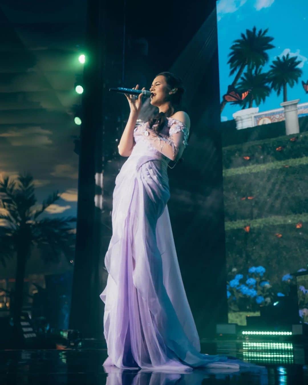 Raisa Andrianaのインスタグラム：「Pas nyanyi lagu Teka-Teki  dengan set yang dreamy sungguh luv sekalii berasa princess✨  Wearing / @wiramapratama Makeup / @ferryfahrizal Hair / @ibaayy___ Styled / @astecat @baloarenthus.lie Photo / @davianakbar」
