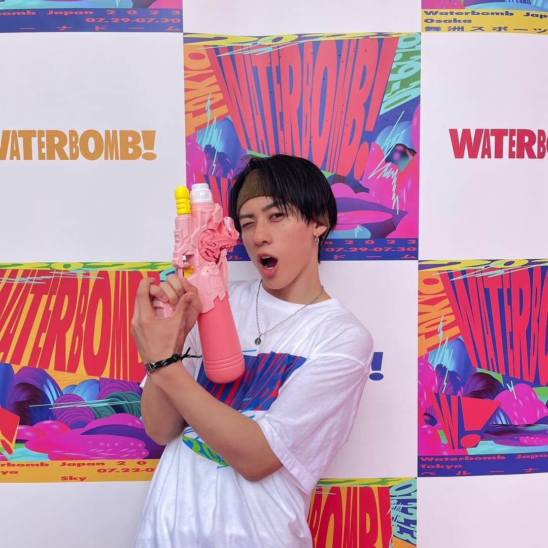 のインスタグラム：「韓国で大人気の音楽フェス🎧  WATERBOMBが日本に初上陸 K-POPのTOPアーティストが大量の水しぶきの中で 観客とアーティストが一緒になって水鉄砲を打ち合う、新感 覚の熱狂が味わえるフェス 韓国では即日チケット完売の大人気フェスなので、 早めにチケット購入するべき!!!  マジでぶち上げだった！！！ みんなも絶対行くべき！！！  開催日程！！ 大阪7月15日(土)16日(日) 名古屋7月22(土)23日(日) 東京7月29(土)30日(日)  @waterbomb_tokyo_official  @waterbomb_osaka_official  @waterbomb_nagoya_official   #waterbomb #waterbombjapan #ウォーターボム #ウォーターボムジャパン #フェス #夏フェス #PR  #ウォタボムヤバイ」