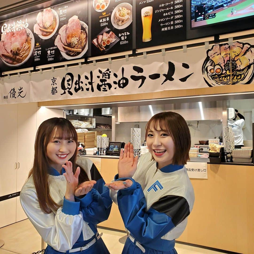 ファイターズガールのインスタグラム：「. 皆さん、こんにちは☀️  昨日まで行われた東京ヤクルトスワローズ戦では見事勝ち越し！ 本日からは東京ドームで、読売ジャイアンツ戦が行われます🗼  本日の先発は、鈴木健矢投手です！ 三連勝できますよう、熱い熱いご声援をよろしくお願いいたします🔥  本日は、日本屈指のラーメン激戦区である京都の人気店。 2F MAIN LEVELにある七つ星横丁の『麺屋 優光(ゆうこう)』をご紹介！  牡蠣、あさり、しじみの旨みを閉じ込めた貝出汁と 昔ながらの木の桶や大きな釜でつくられる 京都の伝統的な醤油をブランドした“淡竹(はちく)”ラーメンが断トツ人気。  他にも、生ビールセット、炙りレアチャーシュー丼や水餃子などのサイドメニューもご用意しております！  こちらのお店の選手コラボメニューは、清宮幸太郎選手の幸せ盛り🤤 幸せいっぱい、もう一杯。 自慢のレアチャーシューを贅沢に盛った幸せ感じる満足の1品。 これを食べて特大アーチを期待しましょう！  #fightersgirl #ファイターズガール #lovefighters #北海道日本ハムファイターズ #新時代 #FANS_ARE_OUR_TREASURE #Fビレッジ #エスコンフィールドHOKKAIDO #エスコンフィールド #七つ星横丁 #麺屋優光」