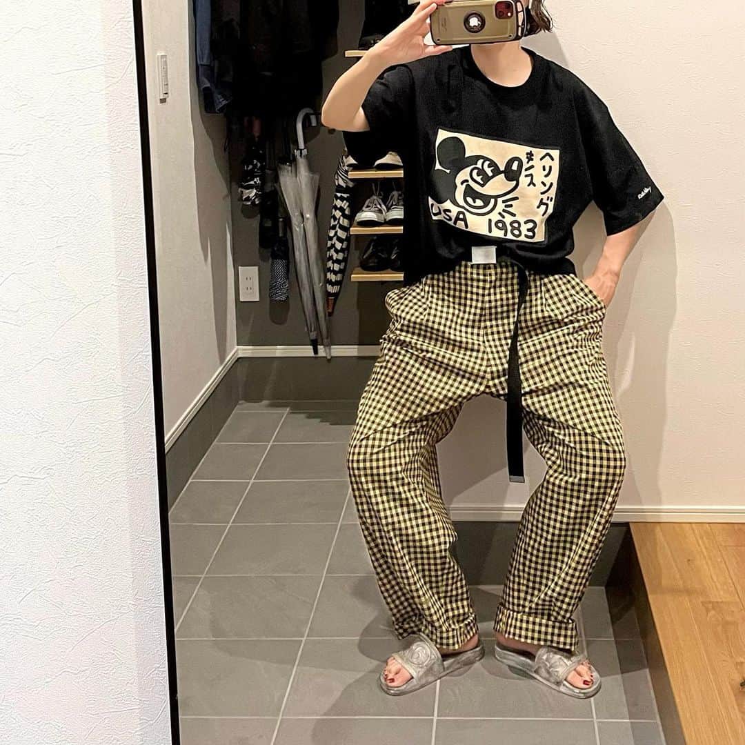 こはるのインスタグラム：「・ キースヘリングの クレイジーミッキー @uniqlo_ut 。 ・ 勝手にこは家で命名。 本当は日本語で言ってるけど放送禁止用語なはずなので自粛🙊🙈🙉 ・ 数年前のも未だに現役で愛用中。 ・ ちなみに黄色チェックのおパンツは #uniqlomarni のん。 ・ 関東もザーザーで引きこもってグリーンカレー作って食べまくってるソレ。 ・ ・ ・ ・ #instafashion #fashion #me #着画 #uniqlout #キースヘリング #ミッキーt #ミッキーそんな好きでもない←やめろ #このゆるさが好きさ #uniqlomarni #mm6maisonmargiela  #今日のん #今日の服 #あれ音楽付けられなかたなに気まぐれか #わかた複数投稿だとできないぽい ・」