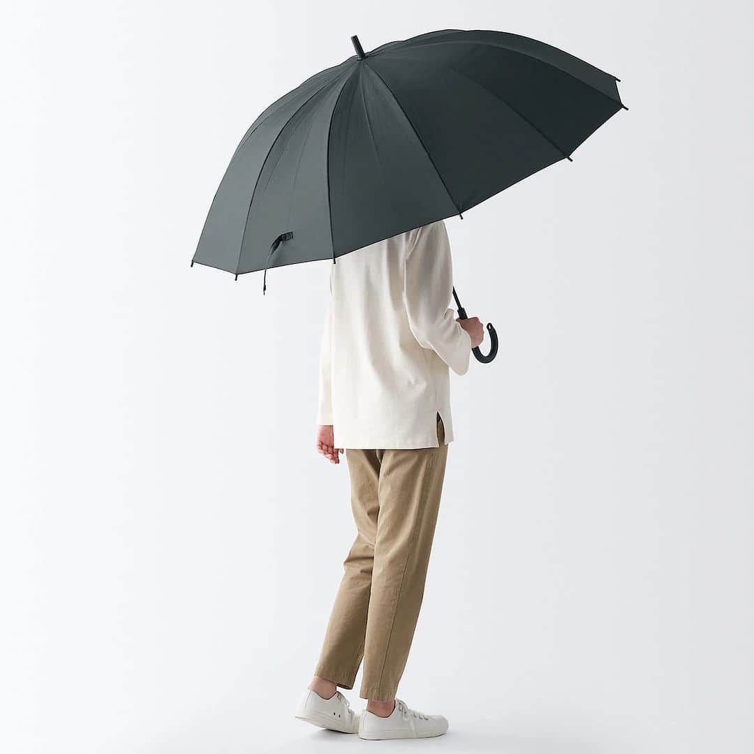 無印良品さんのインスタグラム写真 - (無印良品Instagram)「ぞくぞく新商品 - 背負ったリュックまで覆える大きさの『しるしのつけられる 大きい傘』や、接触冷感性があり暑い夜におすすめの『天然由来の繊維 リヨセル まくらカバー』などの新商品が登場しました。  新商品の情報は、#MUJI新商品 で配信中。  ※一部、発売予定の商品も掲載しています ※取り扱いのない店舗もあります - #無印良品 #MUJI」6月2日 17時00分 - muji_global
