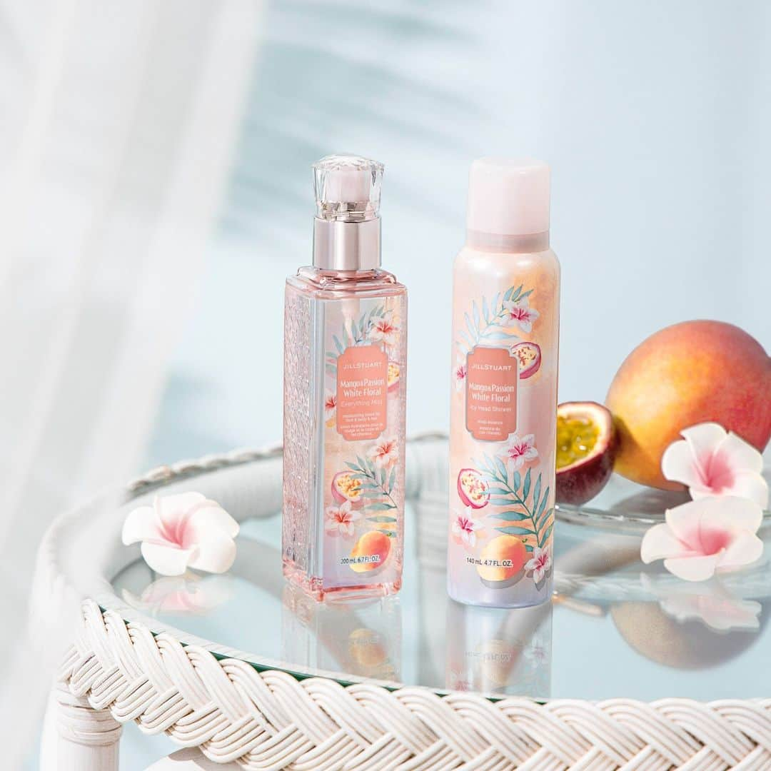 JILLSTUART BEAUTYのインスタグラム：「JILL STUART Lifestyle Limited Items 〜Tropical Dreamy Paradise〜 2023年6月16日(金)より発売 本日より予約開始  ■エブリシングミスト 　マンゴー＆パッション ホワイトフローラル 乾燥が気になる肌やパサつきが気になる髪、メイクの上からも。ふんわりと細かな霧が広がり、うるおいと香りで肌や髪、心も満たすミストローション。  ■アイシーヘッドシャワー 　マンゴー＆パッション ホワイトフローラル ご自宅でも出先でもどこでも使える頭皮ケア。 リフレッシュしたいときや汗をかいたときにもおすすめ。  #jillstuart #jillstuartbeauty #ジルスチュアート #ヘッドシャワー #頭皮ケア #ハンドエッセンス #ハンドケア #エブリシングミスト #ミストローション #UVプロテクター #UVケア #日やけ止め #トロピカル #マンゴー #パッションフルーツ #ホワイトフローラル」