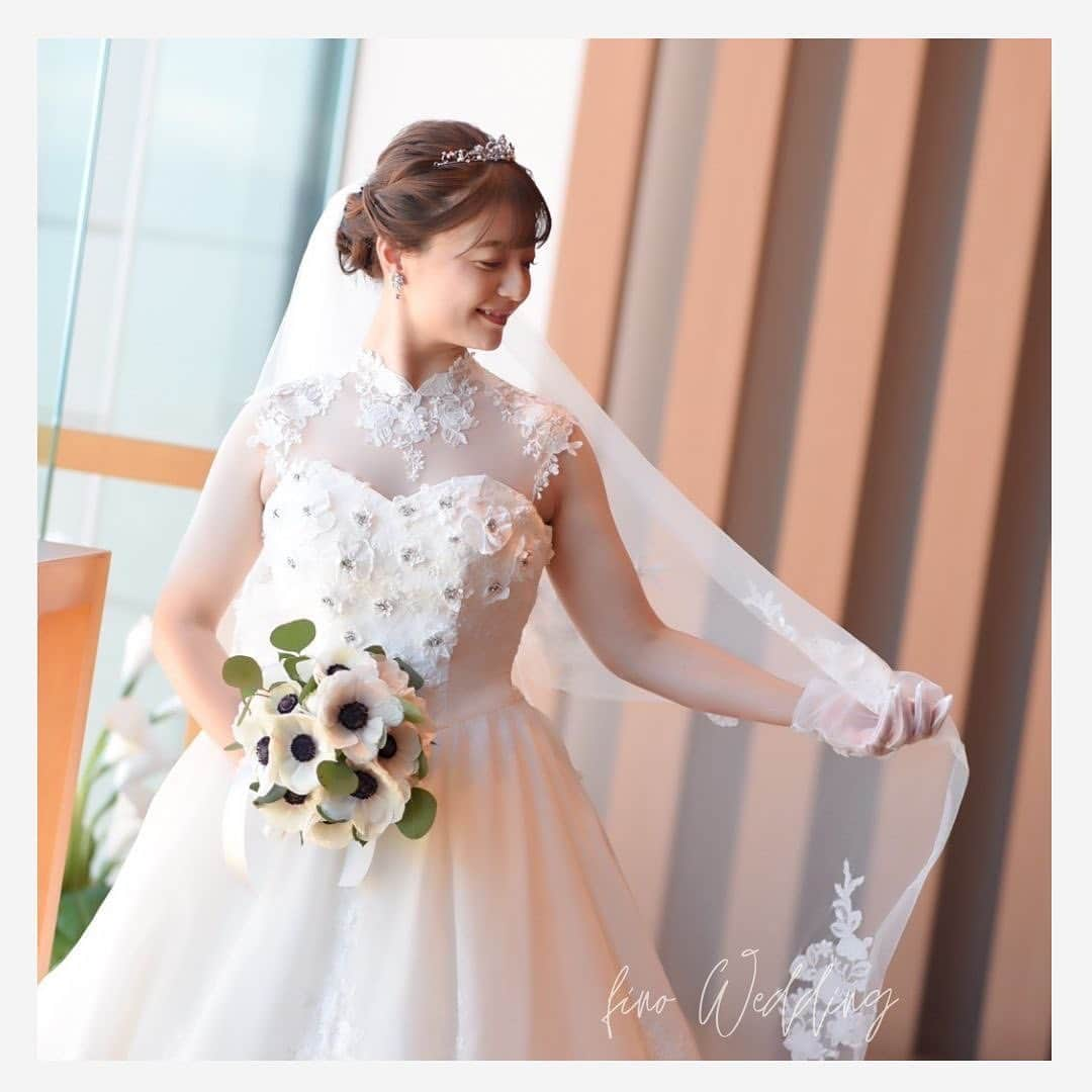 fino_wedding【フィーノ公式】さんのインスタグラム写真 - (fino_wedding【フィーノ公式】Instagram)「【卒花嫁レポート】  こだわったウエディングドレス  @nippondairahotel_wedding   ウエディングドレスは桂由美のオートクチュール  ボリューミーなスカートラインや取り外し可能なお袖  そして、可愛い小花のモチーフなど、充分に満足のいくデザインでした。  桂由美オリジナルレースがとっても可愛くて、ドレス全体が華やかになりました  #ウエディングドレス  #カラードレス  #weddingdress  #wedding  #weddingday  #ウエディングヘア  #ウエディングフォト  #ホテルウエディング  #ドレス選び #ドレス試着 #桂由美ドレス  #桂由美  #桂由美ウェディングドレス  #レーストップス  #袖付きドレス  #チャペル挙式  #ガーデンウェディング  #チャペル式  #ロングトレーン  #オリジナルウェディング  #colordress  #cocktaildress  #happywedding  #憧れのドレス  #静岡卒花嫁  #静岡花嫁  #静岡プレ花嫁」6月8日 20時35分 - fino_wedding