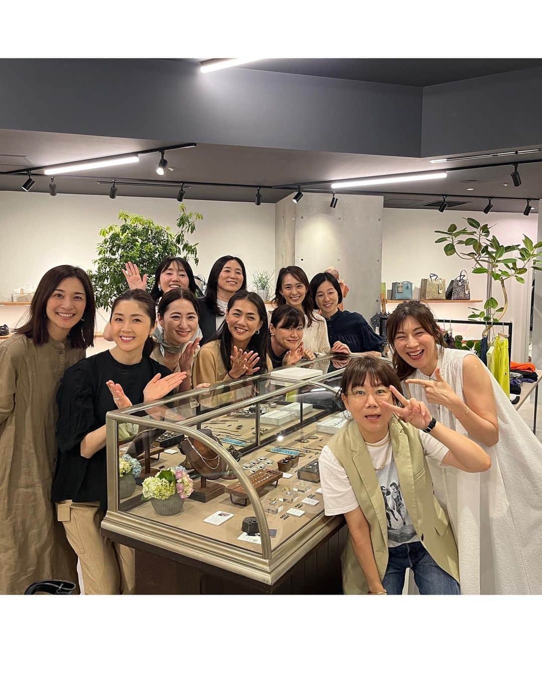 前田ゆかのインスタグラム：「@27.allen_miho  世界中からすてきなものを集めて ジュエリーデザインしている モデルmiho ちゃん❤︎ 『27.allen』 長い時間をかけて育んでいる大切なブランドが、  この度恵比寿ガーデンプレイス @pdst.jp  セレクトショップに 仲間入り🙌  昨日お取り扱いを開始するお披露目イベントへ 『miho ちゃんおめでとう🎊』 のお祝いにたくさんの友人達が集まりました❗️ やっぱり賑やかで楽しすぎました✨✨ (動画は流行りのハッシュタグポーズを教わっているところ😆)  シルバーラインがお目見え！ スタイリッシュでメッセージ性のある温もりのあるジュエリー達、コンビのネックレスにブレスレットがとてもステキでこれに決まりました⤴︎  実際に見てお試しいただける良い 機会です、 ぜひ足を運んでみてくださいね✨  全部トータルで揃うお気に入りのセレクトショップです❤︎  ミホちゃんからの想いが綴られてます。 ↓ 世界中の素敵なものをあつめたセレクトショップPASSAGE DU STOCKMAN にて27.Allenのシルバーラインのセレクトがお取り扱い開始となりました  今回は初夏のイメージでセレクトした27.Allenらしいメッセージジュエリーをぜひご覧ください。  @pdst.jp  @27.allen_me.time  @27.allen_miho   #passagedustockman  #ストックマン #27allen #ヴァンセットアレン #ジュエリー #シルバージュエリー #tokyo #恵比寿ガーデンプレイスセンタープラザB1 #セレクトショップ #インポート #大人のおしゃれ服」