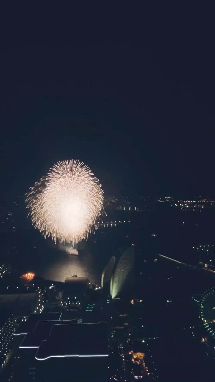 横浜ロイヤルパークホテルのインスタグラム：「本日6/2（金）は横浜開港記念日。 1859年に横浜の港が開港し、今年で164年になります。  今なお進化を続けるみなとみらいエリアや 開港当初の建造物の残る馬車道や日本大通りなど 新旧の良さが混在する横浜の魅力に改めて気付く日でもあります。  残念ながら、開港祭の花火は中止となってしまいましたが、昨年の様子を振り返りながら、来年の花火を今から楽しみにして。  皆さま、安全第一でお過ごしください。」