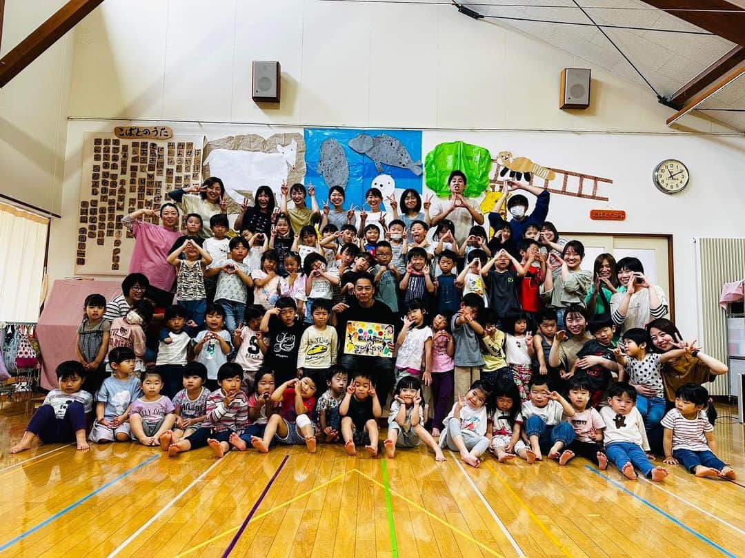 のインスタグラム：「本日は旭川近くの東聖こばと幼稚園さんでレッスンでした〜🎶  こどもたちは集中して キラキラした笑顔で楽しそうにしくれていました！  最後はテンションMAXで 一人ひとり違った 個性ある全力ダンスを見れました✨  こども達にリズム、音に触れる機会を もっと増やせていけたら良いなぁ ありがとうございました😁  #東聖こばと幼稚園 #素敵なプレゼントありがとうございました　 #かけはし地元プロジェクト　 #未来職人プロジェクト #運動能力向上pjt  #dri_vdanceathletic  #旭川」