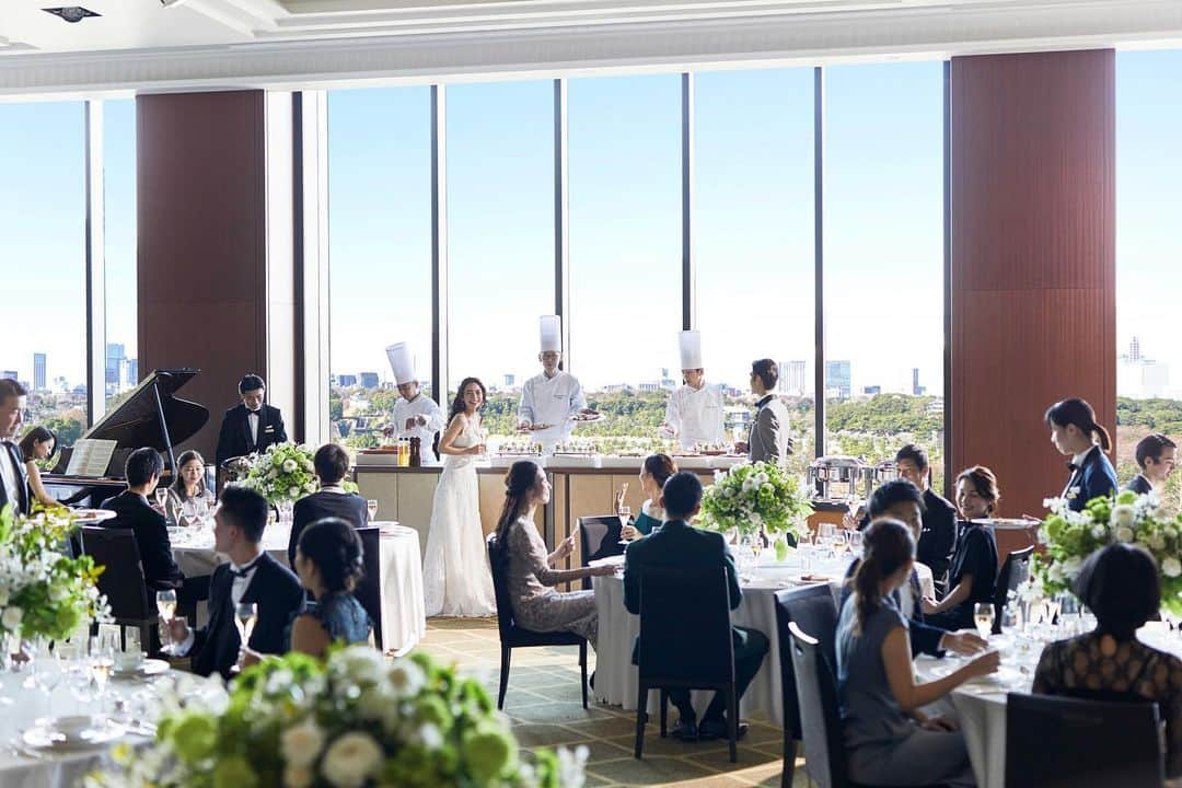 東京會舘本舘ウエディングさんのインスタグラム写真 - (東京會舘本舘ウエディングInstagram)「@tokyokaikan_wedding .——————————. * 華やかなパーティ会場からは 都会の喧騒とはかけ離れた緑豊かな 皇居を望むことができます。  気品溢れる空間で 優雅な寛ぎの時間をお過ごしください。 * ——————————. #東京會舘 #tokyo #関東花嫁 #weddingdress #東京花嫁 #wedding #dress #ウェディングドレス #プレ花嫁 #卒花 #結婚式場 #日本中のプレ花嫁さんと繋がりたい #結婚式準備 #ウェディングレポ #ブライダルフェア #チャペル #結婚式 #パーティ #披露宴 #weddingparty #結婚式場探し #大正ロマン #ウェディング #式場探し #式場見学 #会場装花 #会場コーディネート #装花 #会場装飾 #おしゃれ花嫁」6月2日 17時12分 - tokyokaikan_wedding