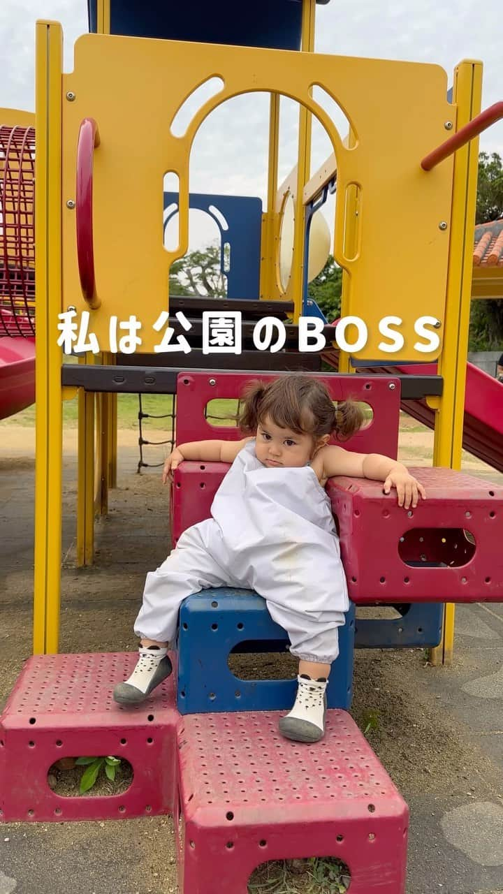 ノウィキ茉莉のインスタグラム：「Boss Baby at the Park 😎 娘が公園でパトロールしています。 どうぞご覧ください。笑  #bossbaby #1yearold #coolkids #1歳　 #公園遊び #親バカ部 #おもしろベビー」