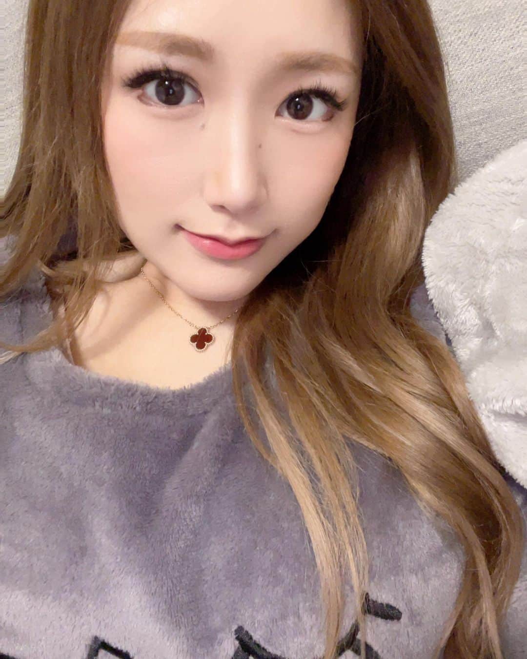 花咲うみのインスタグラム：「6月よろしくお願いします〜😚💓 この写真何処がいつもと違うでしょ〜✌️✌️」