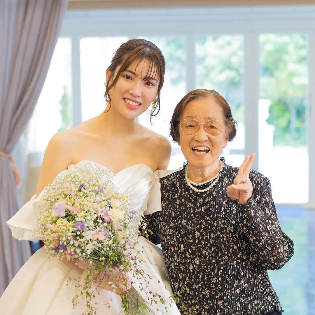エヴァウイン小山プレミアムスィーツさんのインスタグラム写真 - (エヴァウイン小山プレミアムスィーツInstagram)「*.+ﾟ感謝を伝えるエスコート･*.⋆｡˚  大好きなお祖母様と 中座をされたおふたり  今まで大切に育ててくれたから  次はわたしたちが 大切にエスコートしてあげたい💕  暖かい雰囲気につつまれた 中座シーンでした  #エヴァウィン小山 #エヴァウイン小山プレミアムスィーツ #エヴァ婚 #小山結婚式場　 #小山式場　 #小山花嫁　 #結婚式　 #栃木花嫁　 #結婚式場探し #結婚式場選び #結婚式場見学 #中座   #中座サプライズ   #中座エスコート   #エスコート   #結婚式サプライズ   #結婚式ドレス   #結婚式ヘアアレンジ   #結婚式ヘアメイク   #結婚式ヘアスタイル   #結婚式ブーケ   #結婚式写真  #プレプレ花嫁　 #プレ花嫁デビュー #プレ花嫁準備 #栃木結婚式場　 #栃木結婚式 #結婚式準備」6月2日 17時32分 - everwin_wedding